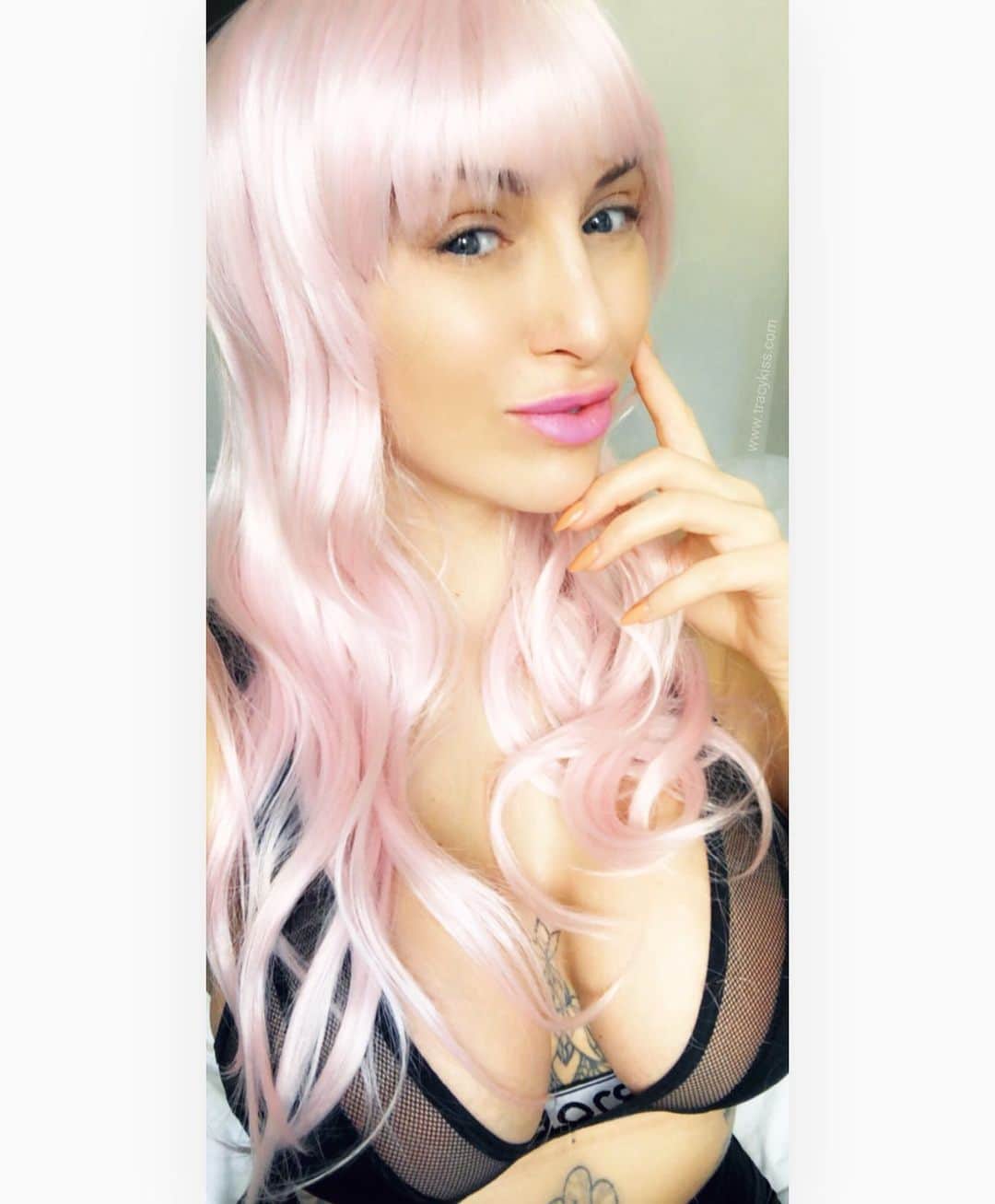 トレーシー・キスさんのインスタグラム写真 - (トレーシー・キスInstagram)「Pink hair! Comment yes or no please my darlings 👍💘👎🏻 Wig: @sololitaofficial ------------------------ #wig #pink #pinkhair #hairgoals #tracykiss #gymlife #bodygoals #namaste #muscles #livingmybestlife #tattoo #healthy #happy #inspiration #gains #motivation #ootd #fashion #weightloss #fitness #success #girlpower #redhead #goodvibes #plantbased #veganism #love #gym #bodybuilding #vegan」11月19日 1時11分 - tracykissdotcom