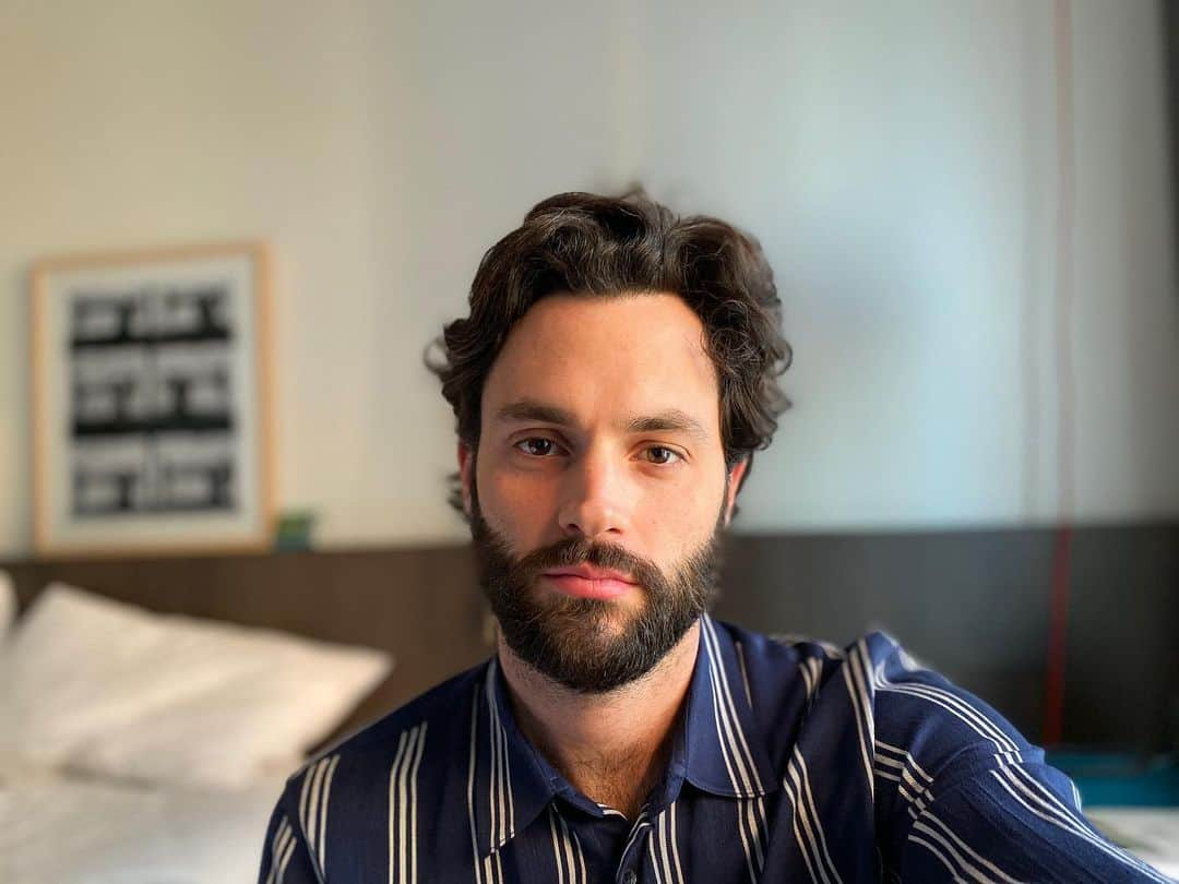 ペン・バッジリーさんのインスタグラム写真 - (ペン・バッジリーInstagram)「series: before/after : morning prayers in hotel」11月19日 1時15分 - pennbadgley