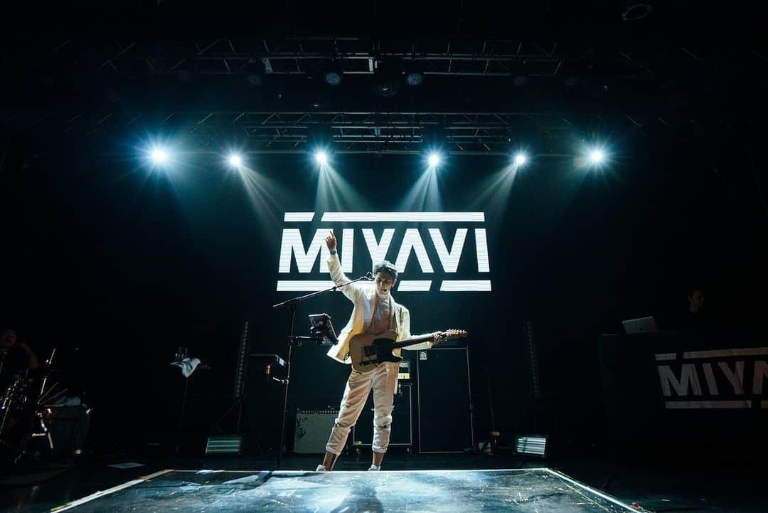 MIYAVI（石原貴雅）さんのインスタグラム写真 - (MIYAVI（石原貴雅）Instagram)「🙏 @miyavi_ishihara “NO SLEEP TILL TOKYO” World Tour 2019 ASIA🔥 Day 7 11.17 #Beijing #Tango 非常感謝你 🙏 ． Next Up Day 8 11.23 #Bangkok #Route66 Photo By: @janjanskins 【リリース情報】 MIYAVI NEW ALBUM 💿 NO SLEEP TILL TOKYO 7.24 Release⬇️⬇️ https://umj.lnk.to/miyavi_nsttPR ． 【ライブ情報】 「MIYAVI “NO SLEEP TILL TOKYO” World Tour 2019 ASIA」 11/1 Hong Kong | Music Zone@E-Max 11/3 Taipei | CLAPPER STUDIO 11/8 Seoul | WEST BRIDGE with KT 5G 11/10 Shanghai | VAS LIVE 11/13 Guangzhou | MAO Livehouse 11/15 Chengdu | Aflame Art Center Hall 1 11/17 Beijing | TANGO 11/23 Bangkok | Central Plaza Chaengwattana Hall ． 「MIYAVI “NO SLEEP TILL TOKYO” World Tour 2019 JAPAN」 12/5 Sapporo | Zepp Sapporo 12/9 Sendai | Rensa 12/10 Nagoya | Zepp Nagoya 12/12 Fukuoka | Zepp Fukuoka 12/18 Tokyo | Zepp DiverCity TOKYO 12/21 Osaka | Zepp Osaka Bayside ． MIYAVI ファンクラブ ”MYV CREW” 2019年度会員受付中！！ MIYAVI Fan Club“ MYV CREW” 2019 Membership Admission and Renewal Information  ご入会方法は⬇️ http://myv382tokyo.com/myvcrew/about.html ． ． #MIYAVI #NoSleepTillTokyo #NSTT #UnderTheSameSky #DAOKO #千客万来 #SenkyakuBanrai #Diner #ninagawamika #蜷川実花 #MYVCREW #NorthAmerica #USA #CANADA #MEXICO #EUROPE #ASIA #JAPAN #live ．」11月19日 1時15分 - miyavi_staff