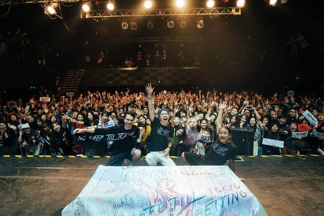 MIYAVI（石原貴雅）さんのインスタグラム写真 - (MIYAVI（石原貴雅）Instagram)「🙏 @miyavi_ishihara “NO SLEEP TILL TOKYO” World Tour 2019 ASIA🔥 Day 7 11.17 #Beijing #Tango 非常感謝你 🙏 ． Next Up Day 8 11.23 #Bangkok #Route66 Photo By: @janjanskins 【リリース情報】 MIYAVI NEW ALBUM 💿 NO SLEEP TILL TOKYO 7.24 Release⬇️⬇️ https://umj.lnk.to/miyavi_nsttPR ． 【ライブ情報】 「MIYAVI “NO SLEEP TILL TOKYO” World Tour 2019 ASIA」 11/1 Hong Kong | Music Zone@E-Max 11/3 Taipei | CLAPPER STUDIO 11/8 Seoul | WEST BRIDGE with KT 5G 11/10 Shanghai | VAS LIVE 11/13 Guangzhou | MAO Livehouse 11/15 Chengdu | Aflame Art Center Hall 1 11/17 Beijing | TANGO 11/23 Bangkok | Central Plaza Chaengwattana Hall ． 「MIYAVI “NO SLEEP TILL TOKYO” World Tour 2019 JAPAN」 12/5 Sapporo | Zepp Sapporo 12/9 Sendai | Rensa 12/10 Nagoya | Zepp Nagoya 12/12 Fukuoka | Zepp Fukuoka 12/18 Tokyo | Zepp DiverCity TOKYO 12/21 Osaka | Zepp Osaka Bayside ． MIYAVI ファンクラブ ”MYV CREW” 2019年度会員受付中！！ MIYAVI Fan Club“ MYV CREW” 2019 Membership Admission and Renewal Information  ご入会方法は⬇️ http://myv382tokyo.com/myvcrew/about.html ． ． #MIYAVI #NoSleepTillTokyo #NSTT #UnderTheSameSky #DAOKO #千客万来 #SenkyakuBanrai #Diner #ninagawamika #蜷川実花 #MYVCREW #NorthAmerica #USA #CANADA #MEXICO #EUROPE #ASIA #JAPAN #live ．」11月19日 1時15分 - miyavi_staff