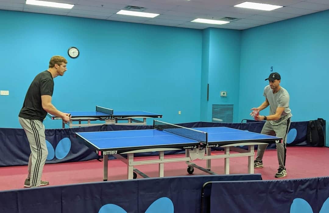 マヌ・ジノビリのインスタグラム：「🇺🇸We started a very interesting "old athlete #MGMBdecathlon" w/ @mattbonner_15.  Pickleball ✔️ Table Tennis ✔️ Scores coming soon, but you can likely guess who's winning. Next Air Hockey or Bean Bag Toss! 🇦🇷Empezamos un decatlón de viejos con @mattbonner_15. Pronto más info. Por ahora solo Pickleball y Tenis de Mesa. Supongo que podrán adivinar quién va ganando...」