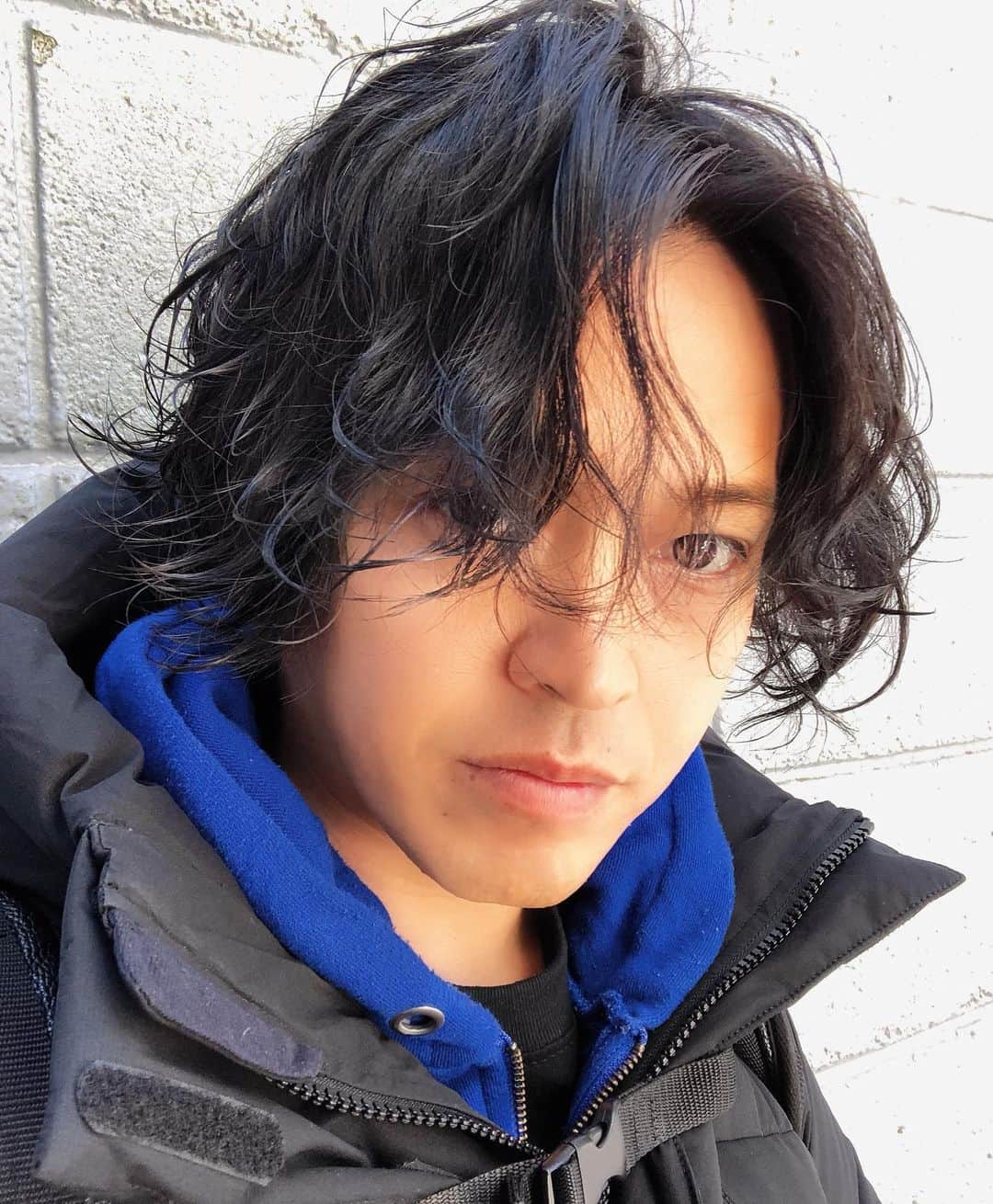 斉藤潤一のインスタグラム：「とうとう出ました傷まないパーマ🦱 早速北条にカットとパーマをやってもらいました。見返りに帰り道焼肉たんまり食べさせる事になりましたが、やはり手触りやダメージ度合いがちがいます。 良いです。11月25日までモデルなどをさらに検証してメニュー化しますので是非 パーマ好きな方は来て下さい。 あと写真俺でごめんなさい🙏🙇‍♂️🙇‍♂️🙇‍♂️ #オシャレメンズ . 〒150-0041 東京都渋谷区神南 ご予約はこちらへ ☞☞ TEL ☏﻿ ﻿03-3462-2093 web  roco@1cs.jp 渋谷 美容室 #rocospearz . 〒150-0041 東京都渋谷区神南1-14-9 第7FMGビルB1F . . ご予約はこちらへ ☞☞ TEL ☏﻿ ﻿03-3462-2093 web  roco@1cs.jp . ★平日  open  11:30-22:30 ★土日祝  open  11:00-21:30  #メンズヘア #メンズ #バルトロ #モテ髮 #渋谷 #原宿 #メンズファッション #メンズカット #メンズスタイル #メンズモデル #メンズヘアセット #渋谷美容室 #メンズカラー #rocospearz  #パーマ#カット #新宿#斉藤潤一#サロンモデル」