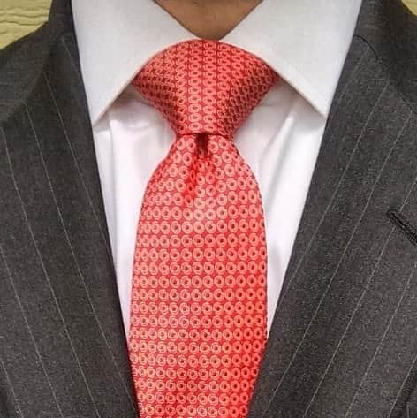 アイクベーハーさんのインスタグラム写真 - (アイクベーハーInstagram)「Loving this pop of color (and great tie, if we do say so ourselves) styled by @misterhalfwindsor! #IkeBehar ties are the best way to add a little personality to any outfit! . . . . . . . #menswear #suitup #ikebehar #classic #classicmenswear #mensstyle #suitandtie #menswearblog #vintage #film #style #mensfashion #fashionblog #suitandtie #blacktie #behar #suited  #tuxedo #slimfitsuit #pocketsquare #customsuit #ties #shoes #madetomeasure #fallfashion #plaid #fallstyle」11月19日 1時39分 - ikebehar