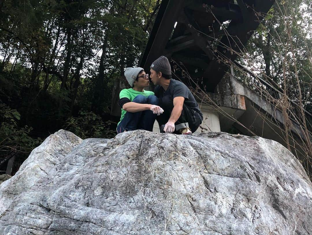 川端彰子さんのインスタグラム写真 - (川端彰子Instagram)「先日の台風で橋や歩道、いろんな物が流されたり流れついちゃった御岳、今年は御岳カップ　@mitakecup の変わりに、パドラーやクライマー、ハイカーランナー、地元の人など御岳にまつわるいろんな人で復旧清掃してきましたー。  清掃っつーかもはや土木作業的な感じで開始1時間で真顔にw 流れついた流木を鵜瀬橋から忍者岩あたりまで運んで、切って、皆でリレーで階段上へ運ぶ感じ。キツかった〜😅 東京の数少ない皆の遊び場なので大事にしたいっすね🙌🏻 景観やフィールドをキープするのがこんなに大変なのは初めて知りました💨💨これからはもう少し協力するね！  終わったら　@eyecandyworks のイバンやしんさん　@toomuchlife510 と全員が太鼓判を押すクラシックなめちゃむず課題へw  テクニックが足りんわ。登り方が若い！とマスターズの2人にやんややんやされながら皆でボルダー楽しかったw #VIM 使って伸さんだけが完登したから、御社のそれ買いますー！w てなったので出来る男はやっぱり営業テクニックがすごかったw  橋の再建や以前のように遊歩道普通に使えるまではまだまだかかりそうだけど、少しずつ戻せたら良いねー💡 #御岳　#御岳カップ　#御岳清掃　#ボルダリング  #クライマー　#boulderingarea #bouldering #boulderinglife #御嶽渓谷　#御嶽ボルダー　#作業中の写真は余裕が無かったからありませんw」11月19日 1時52分 - akiko_kawabata_ha