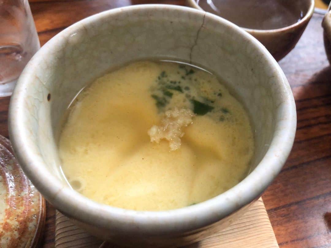 前田彩名さんのインスタグラム写真 - (前田彩名Instagram)「新鮮な鳥のお刺身、うまままー🐔！ クタクタに炊かれたイタドリや 先付けも良いお味でした☺️。 お腹いっぱい、鳥すきをいただきました。 卵の黄身が掴めるというね🥚！」11月19日 1時47分 - ayana.maeda