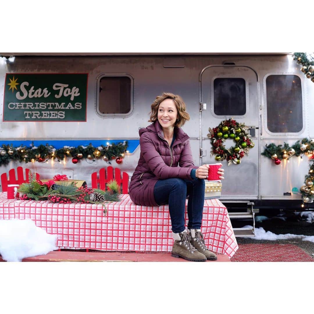 オータム・リーザーのインスタグラム：「🎄A big holiday thank you to everyone who watched #christmasunderthestars on @hallmarkchannel this weekend! 🌟 Now it’s onto Monday morning coffee, meetings, gym, errands, driving my kiddos around... but first I’m taking a moment of sincere gratitude for all of you and your love and support:) Hope you have a great week! ❤️」