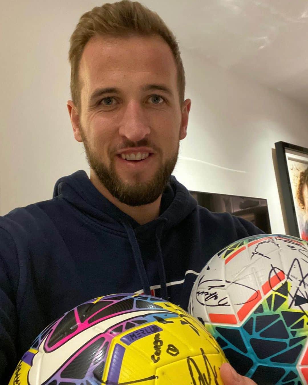 ハリー・ケインのインスタグラム：「Great end to 2019 with @england. A couple of hat trick balls and a big summer to look forward to in 2020! 🦁🦁🦁 #ThreeLions」