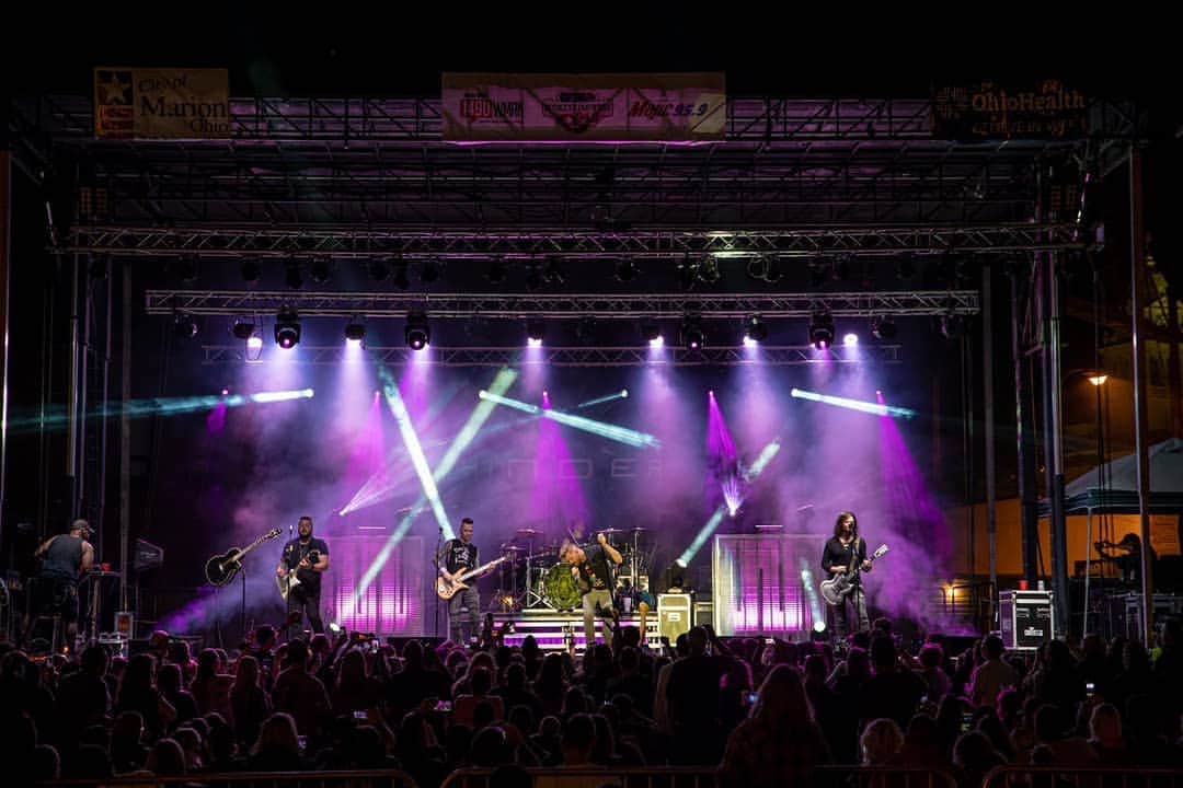 ヒンダーのインスタグラム：「We can't wait to get back on stage! What is your favorite HINDER song to hear live? 📸: Caleb McCoy」