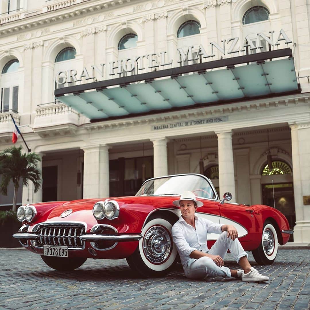 ニコ・ロズベルグさんのインスタグラム写真 - (ニコ・ロズベルグInstagram)「I could get used to this 😍  _ 📸 @julian__bogner – thx for the impressive #Cuba content!  #classiccar #classiccars #f1 #formula1」11月19日 2時11分 - nicorosberg