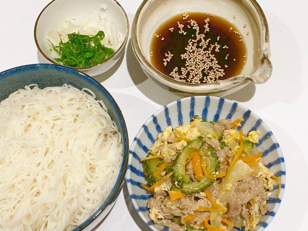 桜井未来さんのインスタグラム写真 - (桜井未来Instagram)「いつかご飯。 夏の終わりのラスト素麺（笑） 毎年、銀座のクラブからお歳暮でとどくやつ😂w 昔、新橋でそのお店の方に名刺渡されて... いつもお世話になっております。お素麺美味しく頂いております😂🙏wって言ったら苦笑いしてたなぁ〜ww ・ ・ ・ ・  #ふるさと納税 #手抜きごはん #おうちごはん #お家ご飯 #おうちご飯 #料理 #手作り #手料理 #cooking #cookingram #クッキングラム #homemade #foodstagram #instafood #みきてぃー食堂 #hugmug_cookingbu #foodpics #foodporn #グルメ #グルメ女子 #グルメ好き」11月18日 17時33分 - miki.sakurai0214