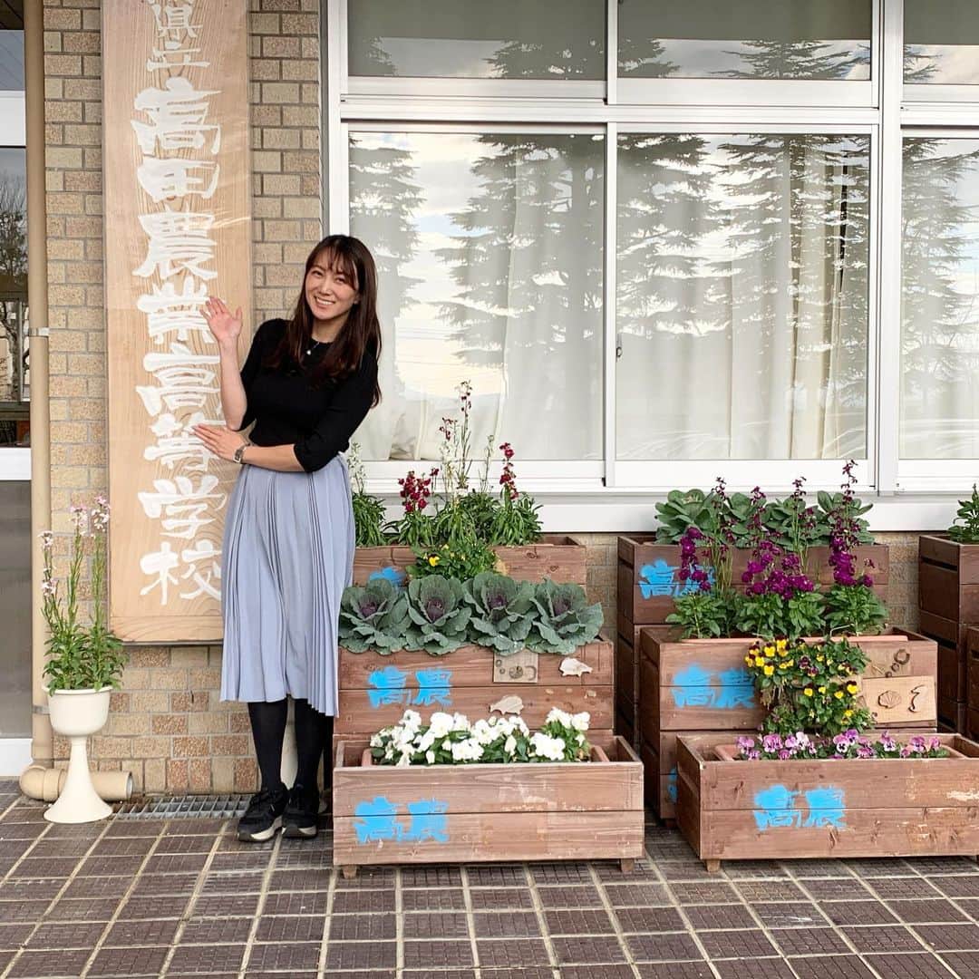 のインスタグラム：「新潟県立　高田農業高等学校👩‍🌾👨‍🌾 農業、畜産、生物、草花、測量設計などを行っている素晴らしい学校に訪問させていただきました🏫  沖縄についての授業。 修学旅行でも首里城の文化や歴史は外せないので、今回は琉球王国の話と平和学習を重きにおいた授業となりました！ 熱心に聞いてくださって嬉しいです。  生徒さんの作ったクッキーをお土産に、ニヤニヤしています🍪❣️ エミューのいる学校には初めての訪問🤩 ありがとうございました🙌  #NIIGATA #新潟」