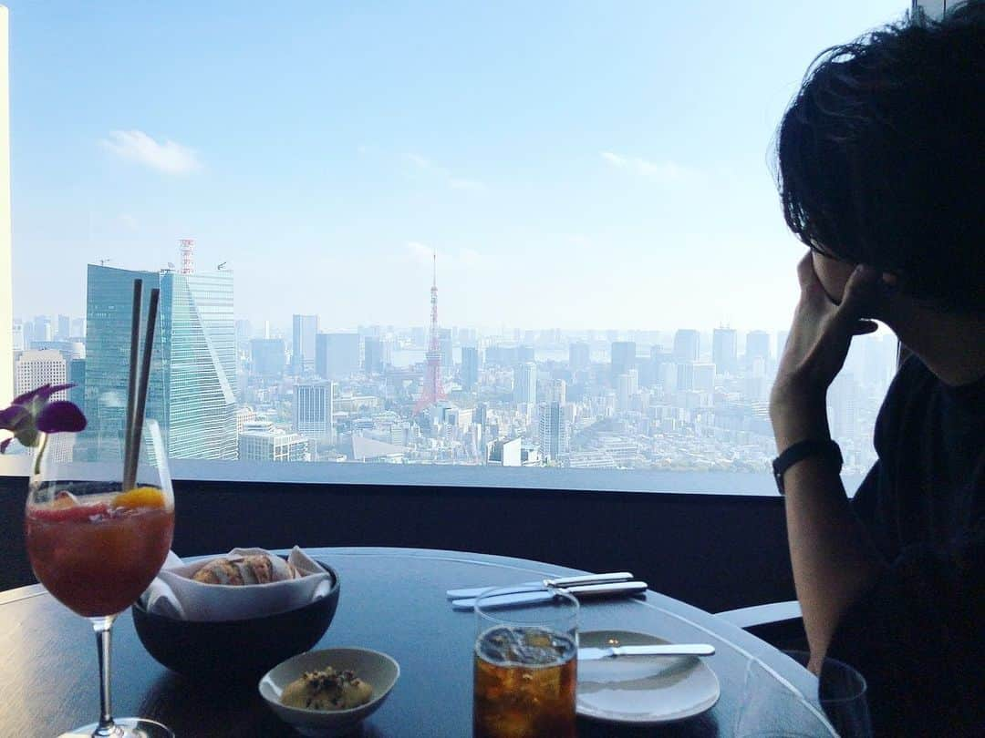 藤井明子さんのインスタグラム写真 - (藤井明子Instagram)「先日の素敵ランチのひとコマ。﻿ あの、あのリッツカールトン東京へランチに行ってきました♡ #ランチから挑戦﻿ ﻿ もうねー、サービスもお食事も景色も本当に満足で、こんな素敵なところでツキイチランチとかできる人になりたいと心底思いましたけども。なんなら泊まりたいと思いましたけども。いやー、どっちも記念日にお願いしよう←﻿ ﻿ 一つ庶民の味方として、マリオットボンヴォイという会員プログラムに入るとレストランバーが10%から20%割引でお食事できると教えてもらい、さっと入会しました( ´ ▽ ` )﻿ ﻿ これからイベント盛り沢山の季節、、こんな素敵なとこでディナー食べたい食べたい食べたい ﻿ @garland_wakui 聞いてますか←﻿ ﻿ #映えな休日#映えなランチ﻿ #ランチ#リッツカールトン東京﻿ #マリオットボンヴォイ﻿ #レストランバー特典﻿ #TheRitzCarltonTokyo#pr#MarriottBonvoy」11月18日 17時31分 - fujiko0207