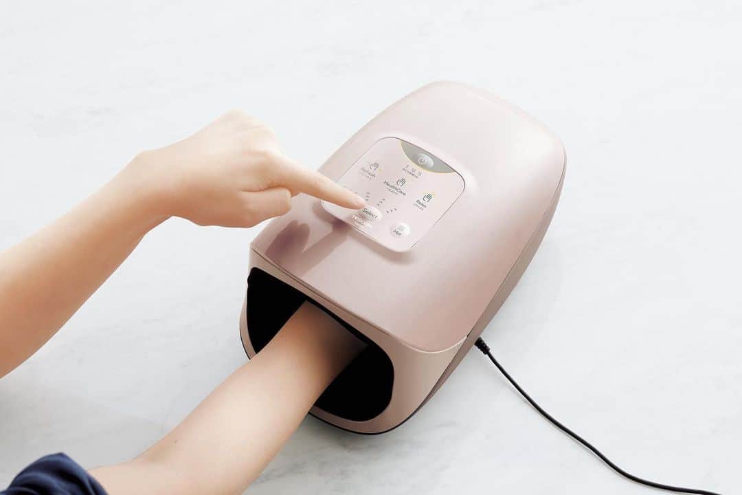 TESCOM テスコムのインスタグラム：「⠀ 新発売のテスコムのハンドケアリフレは３つのコースが選べて、１コース約15分かけて、指先から手首まで手全体をしっかりとケアしてくれます！⠀ ⠀  強さも３段階で選ぶことができますよ♪⠀ ⠀  ハンドクリームを塗って、ビニール手袋をしてマッサージをすれば、手の保湿とマッサージも同時にできるのでおすすめです✨⠀ ⠀⠀ 手は顔の次に年齢が出るとも言われているので、忘れずに保湿・マッサージのケアをしてくださいね。⠀ - - - - - - - - - - - - - - - - - - - - - - - - -⠀ ●商品名：ハンドケアリフレ⠀ ●品番 ：TRH10⠀ ●カラー：スモーキーブラウン⠀ ⠀ - - - - - - - - - - - - - - - - - - - - - - - - -⠀ ⠀  みなさんのリラックスグッズは何ですか？⠀ #TESCOM で教えて下さい💖⠀」