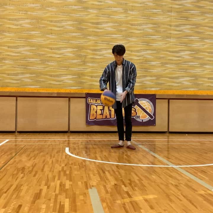 のインスタグラム：「バスケ得意だよねー これダブルドリブルって やつだよねー🤔 、 #中澤卓也 #北のたずね人 #バスケ #ドリブル」