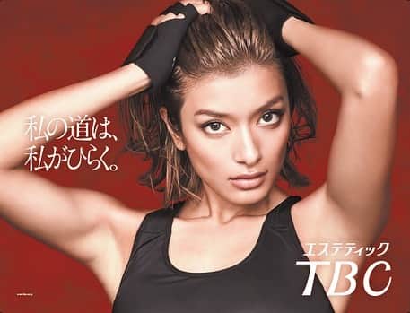 のインスタグラム：「本日より新広告ビジュアルが⁣ 全国主要都市に続々登場いたします⁣⁣⁣⁣💖⁣ ⁣ 今回のテーマは『強く美しい、新しい女性像』✨⁣ 周りに流されない自分を強く持つ女性を⁣ ローラさんを通して表現しています⁣⁣⁣♬⁣⁣ ⁣ 「私の道は、私がひらく。」⁣ 「男の肌は強いって思ってない？」⁣ ⁣ などいろいろなパターンが電車広告や街頭ボードに登場⁣ お出掛けや通勤、通学の際に見つけてみてくださいね 😊⁣ ⁣⁣⁣ TBC、MEN'S TBC公式HPトップでも⁣ 新ビジュアルをご覧いただけます💕⁣ → https://www.tbc.co.jp/ ⁣ → https://www.tbc.co.jp/mens/⁣ ⁣ これからも当TBC公式アカウントで⁣ 新CM、新広告を紹介していきます🎶⁣ ⁣ ・‥…━…‥・‥…━…‥・‥…━…‥・‥…━… ⁣⁣⁣⁣ TBCは新しい事にチャレンジするあなたを⠀ ⁣⁣⁣⁣ 脱毛・フェイシャル・ボディ・コスメで応援します！⠀ ⁣⁣⁣⁣ 詳しくはHPをチェック✨📲 💻⠀ ⁣⁣⁣⁣ ・‥…━…‥・‥…━…‥・‥…━…‥・‥…━… ⁣⁣⁣⁣ ⁣ #TBC #エステ #脱毛 #フェイシャル #ボディケア #rola #ローラ ＃ローラ好きな人と繋がりたい＃メンズTBC #美容垢 #美容好き #コスメ好きさんと繋がりたい #美容 #サロン #美容好きな人と繋がりたい #女子力 #美意識向上委員会 #美意識 #女子力UP#終わりのある脱毛」