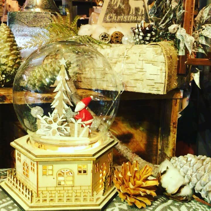 横浜ディスプレイミュージアムのインスタグラム：「. クリスマス商品のご紹介です🎄 . LEDノースクリスマス ミュージックサラウンドサンタ🎅🎵 . 優しい灯りとクリスマスソングに 是非癒されてください✨ . #横浜ディスプレイミュージアム #株式会社ポピー #横浜 #ディスプレイ#アーティフィシャルフラワー #フラワーアレンジメント #フラワーデザイン #インテリア雑貨 #インテリア#インテリアコーディネート#スタイリスト#装飾#デコレーション #花のある暮らし #花好きな人と繋がりたい #クリスマス#display #yokohama #flowerarrangement #interiordesign #artficialflower #flowerstagram」