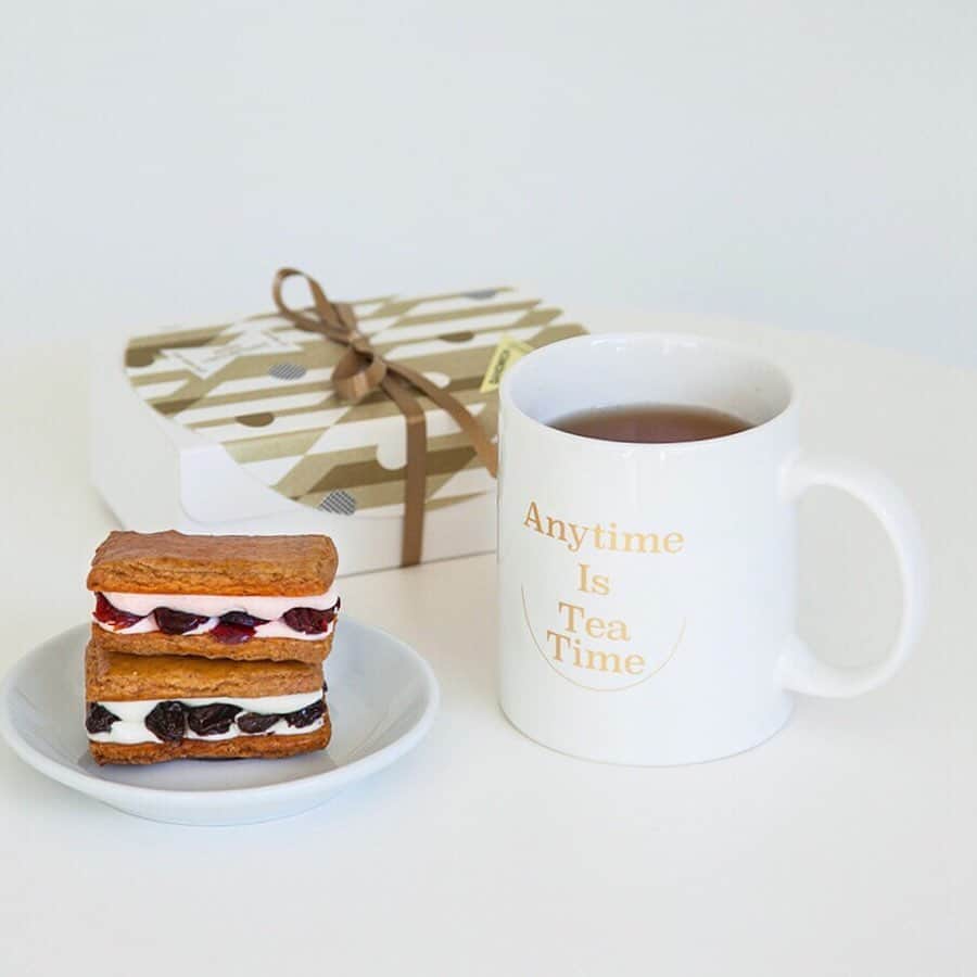 平野紗季子さんのインスタグラム写真 - (平野紗季子Instagram)「🌷いつでもお茶の時間マグ🌷 #hiranofoodservice では色々とグッズも販売します🕊 これは @noraisinsandwich から🕊 ꕀꕀꕀꕀ 前にイギリス・コッツウォルズの家庭菓子名人みたいなおばあちゃんのお宅を訪ねた時、朝はミルク入りのお茶、晴れたら外でお茶、雨なら家の中でお茶、寝ても覚めてもお茶ばかり飲んでいて 「Anytime is teatime.」って言ってていいな素敵だなあと思ったんでした🕊 ノーレーズンサンドイッチは 「レーズン好きも そうでない人もみんなでお茶しましょう」がコンセプトだからあの時の言葉を入れたマグを作ってみました🕊 デザインは @mina_tabei ✨ 金色の凛としたロゴが気に入っている🕊 ꕀꕀꕀꕀ (NO) RAISIN SANDWICH いつでもお茶の時間マグ🌷 1,600円(+tax) ꕀꕀꕀꕀ 実は今回のグッズ制作は日頃お世話になりまくりの @zozotown が全面協力してくださってます百人力🔥11月20日0時から @zozotown 特設ページでもグッズは販売するのでPARCO行けないぜーって方などぜひチェックしてください🕊 ありがとう @_ca8n @saki_inew ❤️ #ヒラノフードサービス」11月18日 17時51分 - sakikohirano