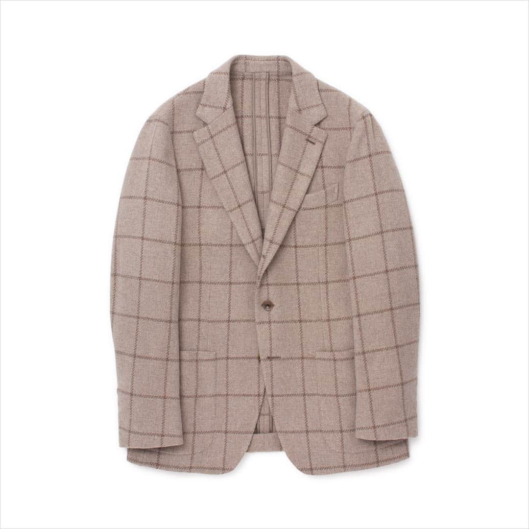 のインスタグラム：「【AW2019 RECOMMEND  ITEM】﻿ ﻿ BRAND : CARUSO﻿ ナポリでテーラーを営んでいたラファエロ・カルーゾ氏により、1958年パルマに創立しました。伝統的な手仕事のよさと、最新鋭の設備による合理性との融合に努め、その独自の立体裁断システム、またラインに見合ったハンドメイドのフォローを加えて生み出される洋服は多くの人を魅了しています。﻿ ﻿ ITEM : JACKET﻿ 滑らかでスムースなショルダーラインからもふんわりとしたソフトなナポリ仕立てが感じられます。どこか英国を感じさせるクラシカルな淡いブラウンのウィンドウペンチェックもポイントです。﻿ ﻿ @strasburgomens﻿ #strasburgo #starasburgomens #strasburgolife #caruso #AW2019 #jacket #mensfashion #menstyle #ストラスブルゴ #カルーゾ #2019秋冬 #ジャケット﻿ #メンズファッション #メンズスタイル」