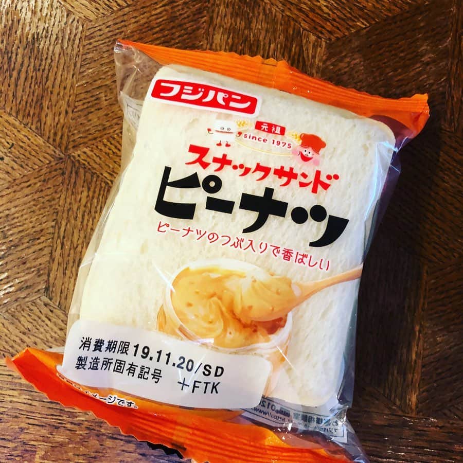 のインスタグラム：「#欲望のままに #食べました #ピーナツの粒々 #ランチバックではないのね #おいしかった #ランチバックも好き #フジパン #スナックピーナッツ #ピーナツバターが違う #こちらも美味しかった」
