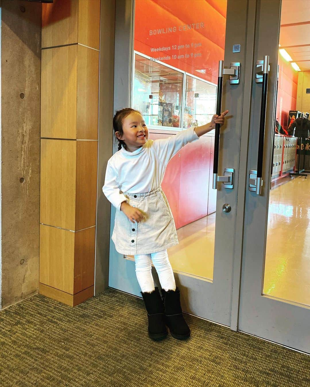 ユージさんのインスタグラム写真 - (ユージInstagram)「お嬢さん その扉は引いても開かないよー 「押す」ですよー😆 #リリー #5歳」11月18日 17時53分 - yujigordon