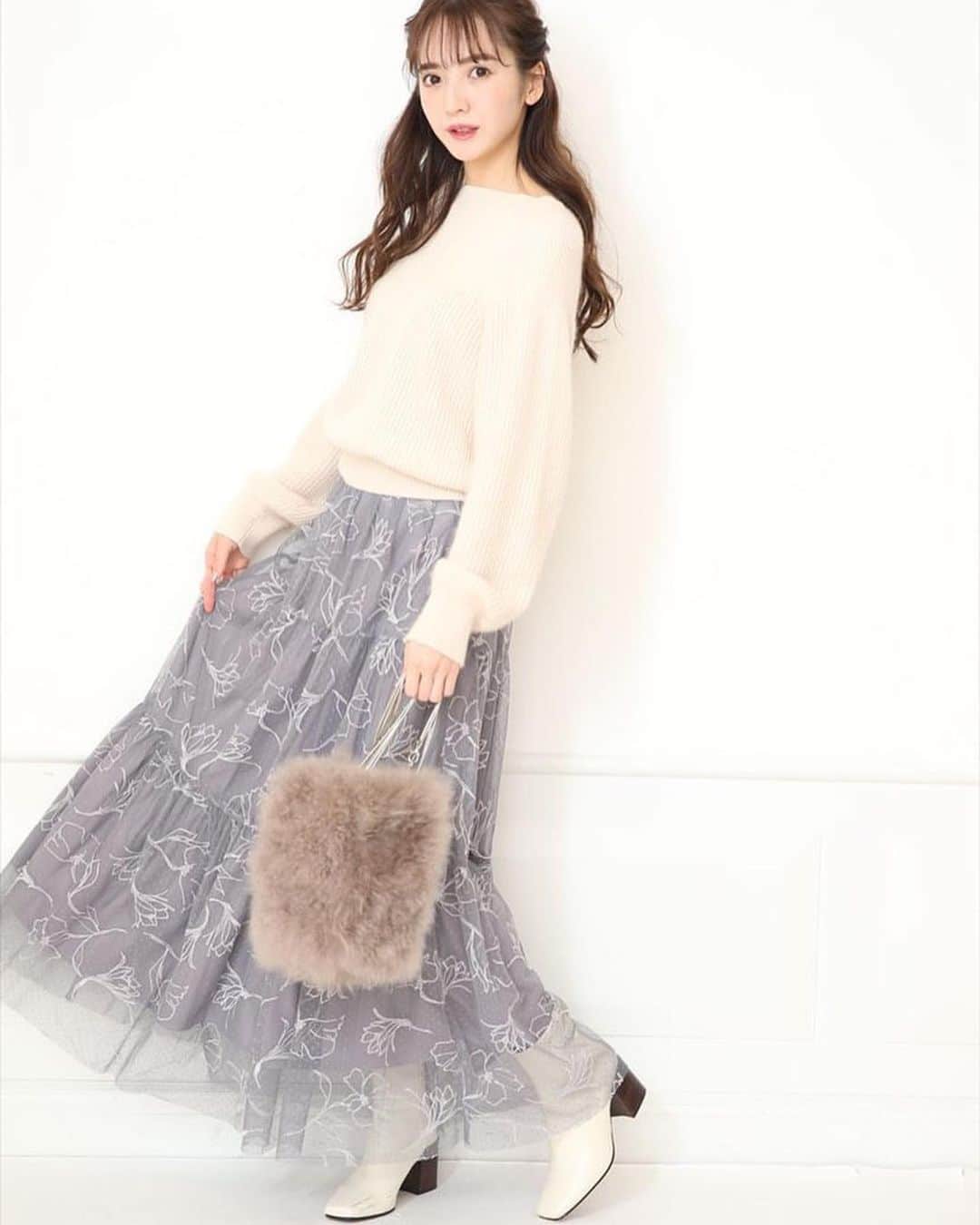 平木愛美のインスタグラム：「ハーフアップ⚪️ インスタではなんだか載せるのめずらしいヘア。撮影では時々メイクさんがしてくださります💞💫 . モデルをさせて頂いている @arpege_story ♡ こちらの写真はrirandtureですが、本日はapuwiser riche インスタlive！にこの後20時〜出演します。 ここ、私のinstagramアカウントでも同時に配信される予定！ 可愛い洋服を色々着て冬のコーデをご紹介予定なので、お楽しみにしていてください☺︎ #live #ootd #fashion #apuweiserriche #rirandture」