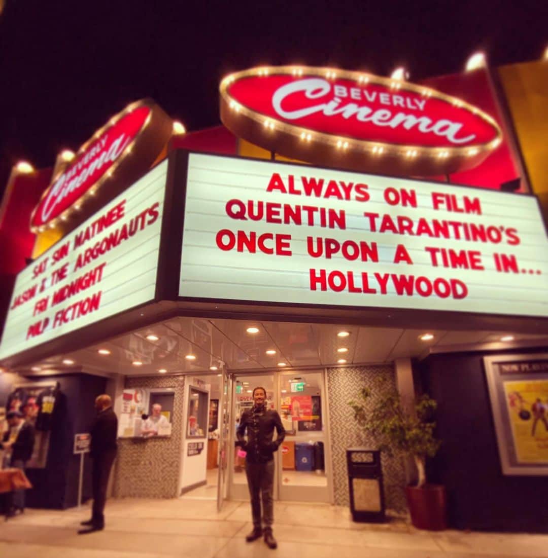 鈴木一真さんのインスタグラム写真 - (鈴木一真Instagram)「Got to see Once Upon a Time in…Hollywood  for the second time @ New Beverly Cinema.  超マニアックなラインナップが自慢の小さな映画館。オーナーはタランティーノ監督です。先日、監督と主演の３人によるゲリラ舞台挨拶が行われたばかり‼︎ 公開以来ずーっとチケットが取れず、仕方なく他の映画館で観ていたのでした。  こちらが凄いのは劇場の歴史などの前説から始まり、本編前にはここでしか見る事が出来ない映像が流れ、昔ながらの味わい深い35ミリフィルム上映、しかも限定オリジナルグッズ販売、そして映画マニアで埋め尽くされた暖かい雰囲気。映画愛とサービス精神に溢れた劇場に感謝しかありません⚡︎ #NewBeverlyCinema  #OnceUponAtimeInHollywood #35mmFilm #QuentinTarantino #DrPepper #タランティーノ」11月18日 17時55分 - _kazumasuzuki_