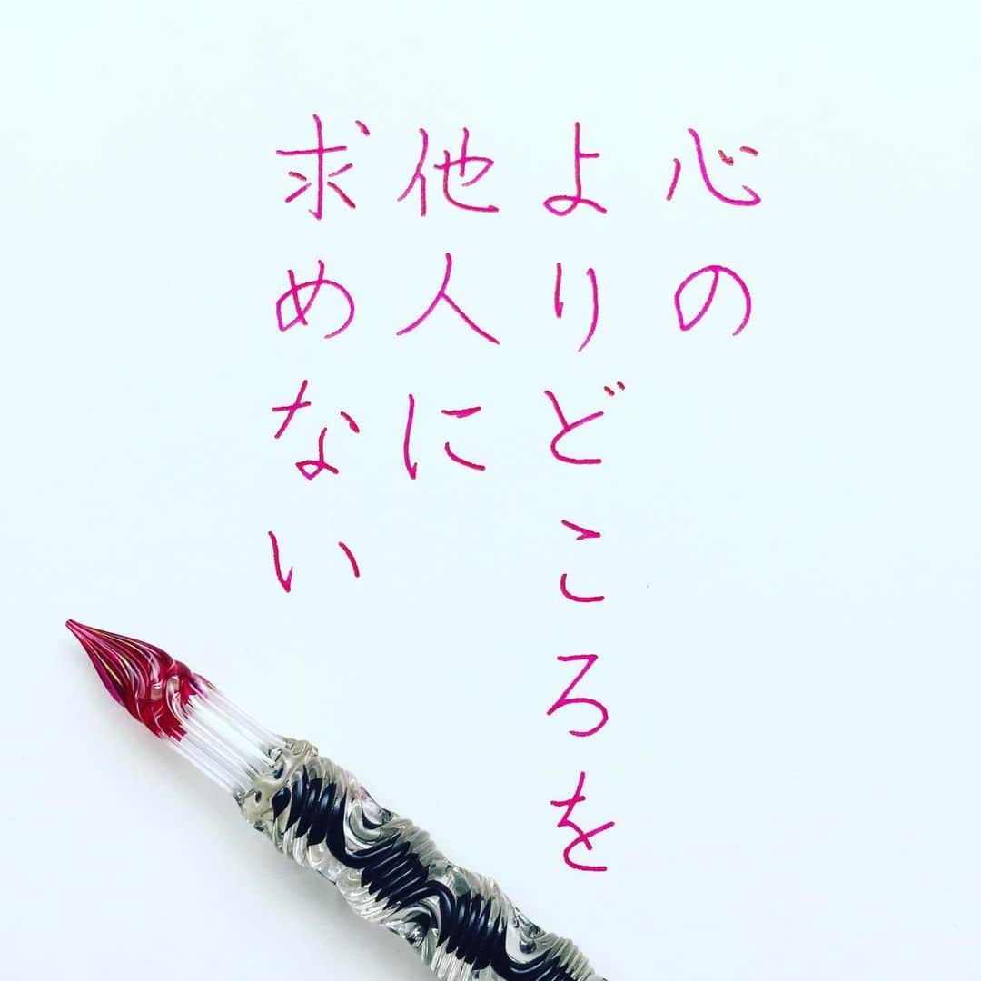 NAOさんのインスタグラム写真 - (NAOInstagram)「日々、周りの人に支え支えられて生きていますが、それを拠り所にしてしまうのは違う気がします… 自分を大切にして心を安定させよう✨✨ ✼ ＊ ✼ ＊ #小池一夫 さんの言葉 ＊ ✼ ＊ ✼ ＊  #楷書 #心の安定  #漢字 #拠り所  #自分 #敬意  #人間関係 #素直 #心の健康 #心理  #他人 #色彩雫  #ツイッター  #名言  #手書き #手書きツイート  #手書きpost  #手書き文字  #美文字  #japanesecalligraphy  #japanesestyle  #心に響く言葉  #格言 #言葉の力  #筆まかせ  #ペン字  #文房具  #字を書くのも見るのも好き #万年筆」11月18日 17時55分 - naaaaa.007