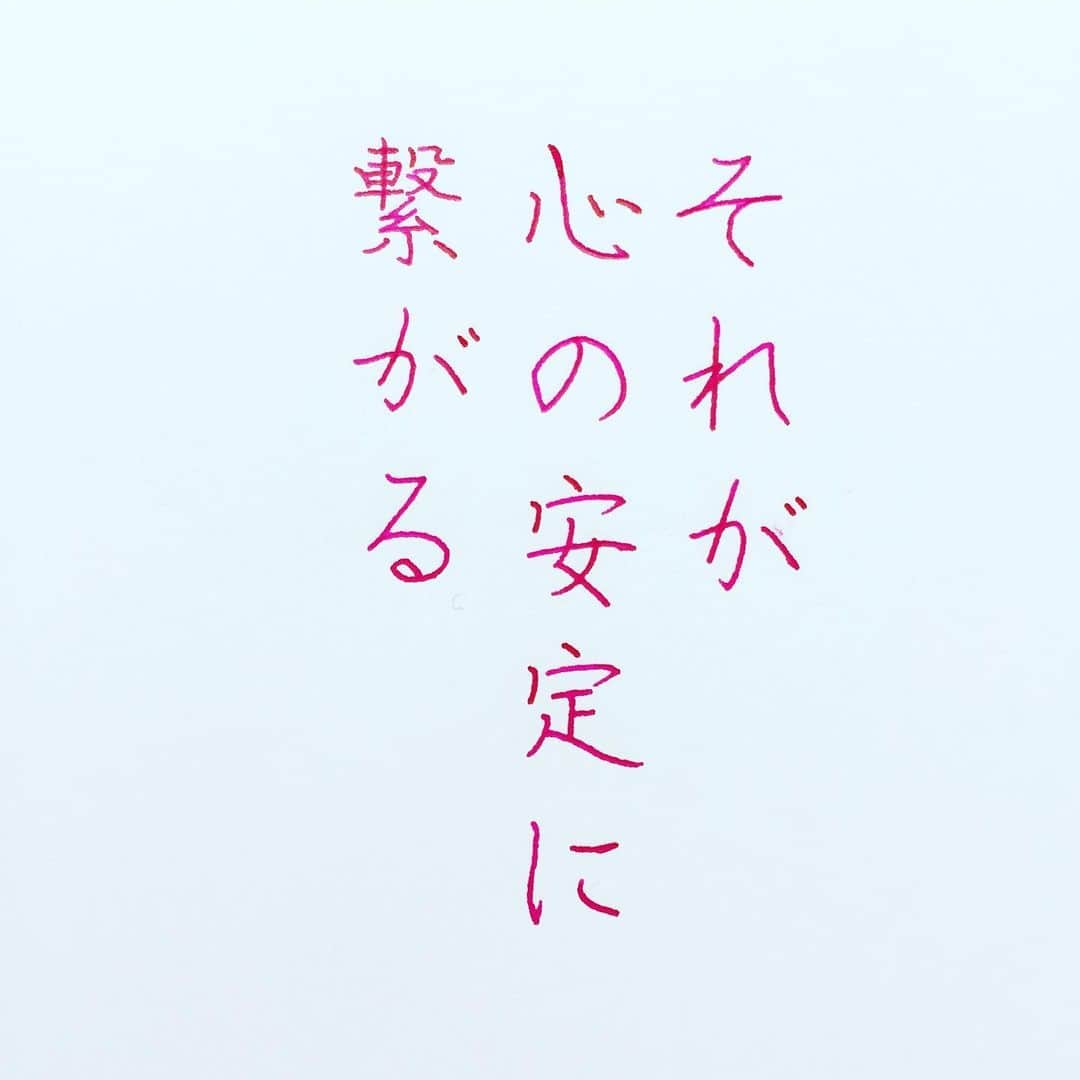 NAOさんのインスタグラム写真 - (NAOInstagram)「日々、周りの人に支え支えられて生きていますが、それを拠り所にしてしまうのは違う気がします… 自分を大切にして心を安定させよう✨✨ ✼ ＊ ✼ ＊ #小池一夫 さんの言葉 ＊ ✼ ＊ ✼ ＊  #楷書 #心の安定  #漢字 #拠り所  #自分 #敬意  #人間関係 #素直 #心の健康 #心理  #他人 #色彩雫  #ツイッター  #名言  #手書き #手書きツイート  #手書きpost  #手書き文字  #美文字  #japanesecalligraphy  #japanesestyle  #心に響く言葉  #格言 #言葉の力  #筆まかせ  #ペン字  #文房具  #字を書くのも見るのも好き #万年筆」11月18日 17時55分 - naaaaa.007