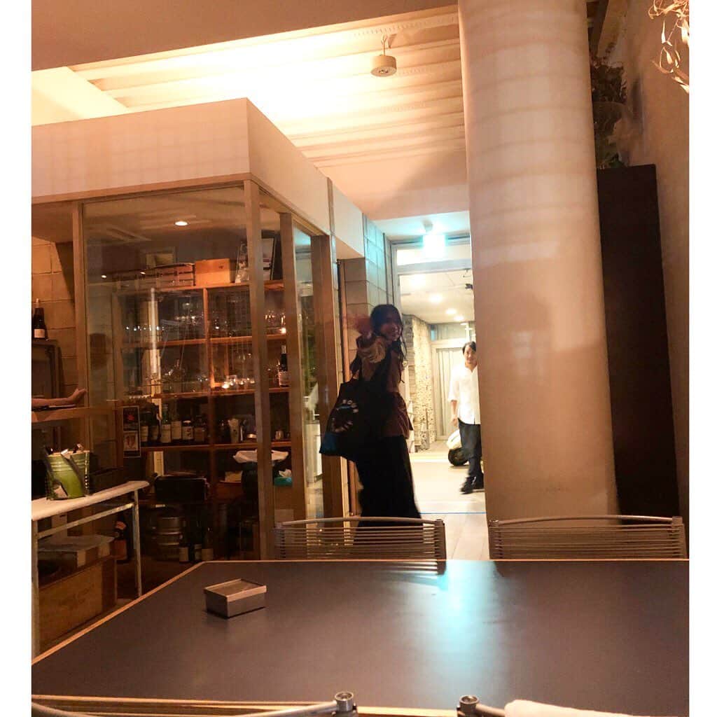 西本早希のインスタグラム：「・ ゆうき一時帰国 おかえりごはん 🍽！ 話して 食べて 飲んで 笑って 泣いて 忙しい5時間でした 🖤 ヒロヒロのご飯は 昨日も 最高に美味しかった 🍽 ・ また1年後かな お互い元気でいようね ☺️！ ・ #主役が終電で先に帰る #チャーリー浜が宿ったルミ #肩でかすぎ事件 #スーパーパワーショルダー女 #ゆうきさき 👯‍♀️」
