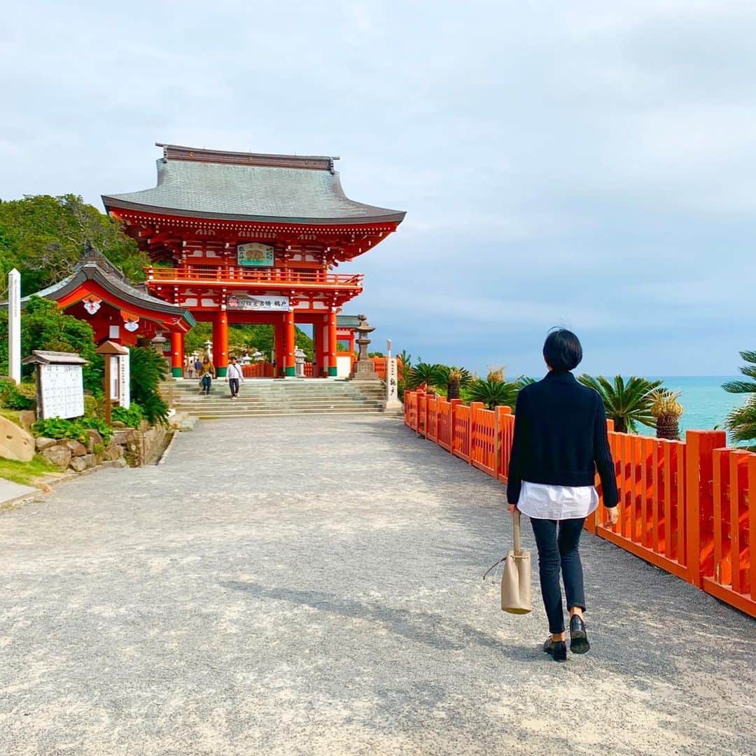 フジテレビ「空旅をあなたへ」さんのインスタグラム写真 - (フジテレビ「空旅をあなたへ」Instagram)「今週木曜２２：５４分〜の「空旅をあなたへ」は、 女優・原沙知絵さんの宮崎の空旅です✈️✨ 歴史と自然が寄り添う、宮崎。 時に磨かれた美しさに出会えます。  今回は、古来より日本の歴史を刻む鵜戸神宮へ✨☺️ 太平洋の荒波に削られ、独特のカタチを表す岸壁。 ここは、昔から聖域として崇められていました👏  本殿はなんと高さおよそ８.５メートルの洞窟の中に！😊 原さんも旅の思い出に運試しに挑戦されてました☺️ いにしえの息吹に触れる、宮崎の旅です。  是非ご覧下さい！  #フジテレビ  #空旅  #空旅をあなたへ ‪#soratabi‬ #鵜戸神宮  #宮崎  #宮崎観光」11月18日 18時01分 - soratabi_fuji