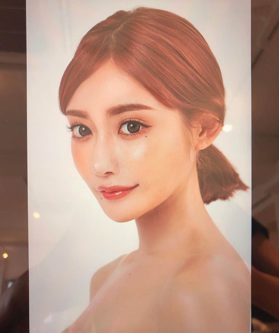 明日花キララのインスタグラム：「クリニック @tokyo_ace_clinic で  フォトフェイシャルしてきました👼🏻👼🏻🏥 . 毛穴やシミが消えてビックリ❤︎ さらに肌のハリが出て顔全体のトーンが上がって透明感が出た気がする👸🏻 . ニキビにも効果的みたいだし 定期的に続けて艶肌目指すの♡ . 更にキララリップという新メニューがとても良さげで気になっている...🤭💭 レーザーでコラーゲン生成して ぷるんぷるんのピンクにするんだって👄💄 やってみたい..💭 . 普段わたしが使っているラシャスは新色のこの２色です。 秋冬にピッタリだし重ね付けしてもおしゃれ💄💄❤︎ こちらもクリニックで購入できるよ」