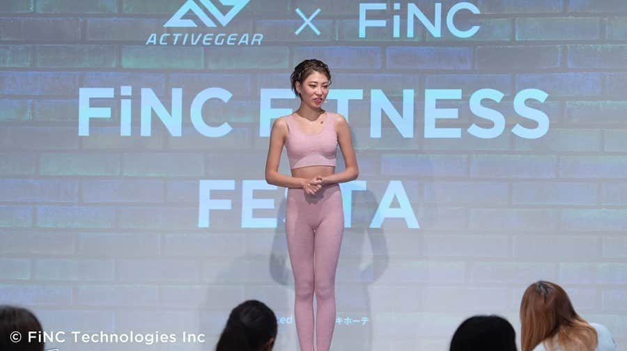 坂井雪乃さんのインスタグラム写真 - (坂井雪乃Instagram)「FiNC FITNESS FESTA ACTIVEGEAR×FiNC vol.2 fin👏💗✨✨✨ 160名もの多くの方にご予約をいただき大盛況で終えることができました❣️ . 下半身特化型サーキットトレーニングということで、初っ端から汗が吹き出し後半には滝汗💦✨ 最高の達成感をみんなで味わいました🥰👏🔥 参加者の方から 『辛すぎて笑いが込み上げるほどでしたが最高に気持ちよかったです』 『達成感がたまらないです』 など嬉しいお声も多数いただきました☺️🙏 ご参加いただきました皆さま スタッフ、関係者の皆さま 有難うございました🙇‍♀️✨✨ . 是非またみんなでワイワイしながらフィットネスできることを楽しみにしています🌈 みんな一緒に体を動かすって最高に気持ちいい❤️💛 #アクティブギア #ACTIVEGEAR #ドンキ#ドンキホーテ#FiNC #FiNCアンバサダー #FFF #美脚 #下半身痩せ #美脚トレーナー 🤸‍♀️👠💖✨」11月18日 18時02分 - yukino_sakai