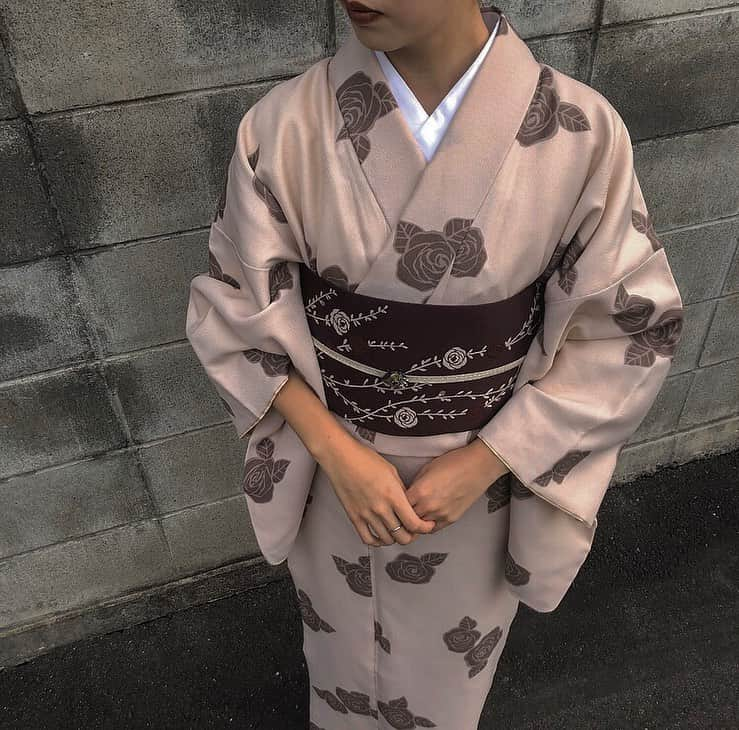 RiLiさんのインスタグラム写真 - (RiLiInstagram)「せっかく京都に来たなら【じゅぱん】でかわいい着物を👘🥀 ..... Instagramで見かける古風でかわいい着物👘あれは一体どこの？🧐🧐🧐と思ったみんな❣京都にあるレンタル着物屋さん【じゅぱん】で着られるよ🧚♀ レトロモダンなデザインの着物や帯がたくさん🧶どのアイテムもかわいすぎると話題になってるの🐶🍓どんな柄でも大人っぽい凛とした印象に早変わりしちゃうよ🥀 こんなにかわいいのにお手ごろ価格でレンタルできちゃうのがうれしいポイント💕京都旅行に来たら、じゅぱんの着物を着て京都観光しちゃおう⛩ ❣ ❣ ❣ ❣ ❣ サイトやSNSで掲載させていただくお写真募集中😘📸 かわいいコーデやアイテム、注目スポットなどが撮れたら、ハッシュタグ→#rili_tokyo  を付けて投稿❗ ． Special Thanks💋 Photo by @___ponmk2___ @ayuimahara @chees_70 @mknyk.14 @p__.3.__p @mmmami____ @t.maaayu @___ponmk2___ @yinaa15 ． #冬 #冬コーデ #京都着物レンタルじゅぱん #じゅぱん #着物レンタル #京都 #京都散策 #京都観光 #着物 #レトロ着物 #くすみカラーコーデ #消えそうな色コーデ  #ブラウンコーデ #ベージュコーデ  #ワントーンコーデ #シンプルコーデ  #カジュアルコーデ #ガーリーコーデ #置き画 #置き画くら部 #今日のコーデ #コーデ #コーディネート #RiLi  #おしゃれさんと繋がりたい #お洒落さんと繋がりたい #ファッション #패션스타그램 #ootd」11月18日 18時02分 - rili.tokyo