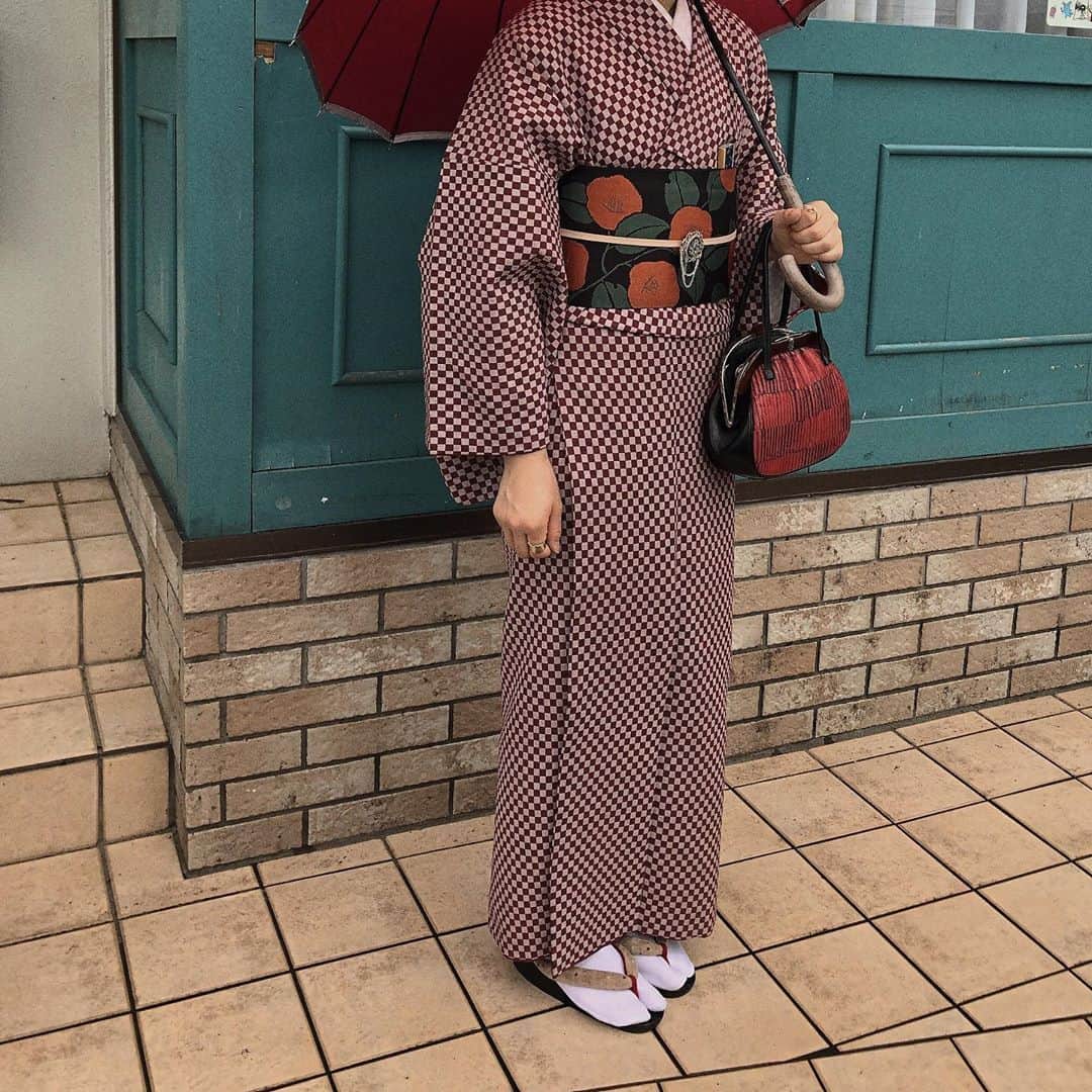 RiLiさんのインスタグラム写真 - (RiLiInstagram)「せっかく京都に来たなら【じゅぱん】でかわいい着物を👘🥀 ..... Instagramで見かける古風でかわいい着物👘あれは一体どこの？🧐🧐🧐と思ったみんな❣京都にあるレンタル着物屋さん【じゅぱん】で着られるよ🧚♀ レトロモダンなデザインの着物や帯がたくさん🧶どのアイテムもかわいすぎると話題になってるの🐶🍓どんな柄でも大人っぽい凛とした印象に早変わりしちゃうよ🥀 こんなにかわいいのにお手ごろ価格でレンタルできちゃうのがうれしいポイント💕京都旅行に来たら、じゅぱんの着物を着て京都観光しちゃおう⛩ ❣ ❣ ❣ ❣ ❣ サイトやSNSで掲載させていただくお写真募集中😘📸 かわいいコーデやアイテム、注目スポットなどが撮れたら、ハッシュタグ→#rili_tokyo  を付けて投稿❗ ． Special Thanks💋 Photo by @___ponmk2___ @ayuimahara @chees_70 @mknyk.14 @p__.3.__p @mmmami____ @t.maaayu @___ponmk2___ @yinaa15 ． #冬 #冬コーデ #京都着物レンタルじゅぱん #じゅぱん #着物レンタル #京都 #京都散策 #京都観光 #着物 #レトロ着物 #くすみカラーコーデ #消えそうな色コーデ  #ブラウンコーデ #ベージュコーデ  #ワントーンコーデ #シンプルコーデ  #カジュアルコーデ #ガーリーコーデ #置き画 #置き画くら部 #今日のコーデ #コーデ #コーディネート #RiLi  #おしゃれさんと繋がりたい #お洒落さんと繋がりたい #ファッション #패션스타그램 #ootd」11月18日 18時02分 - rili.tokyo