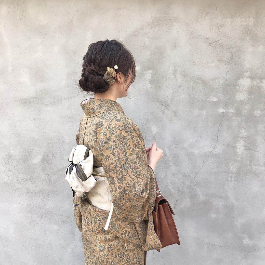 RiLiさんのインスタグラム写真 - (RiLiInstagram)「せっかく京都に来たなら【じゅぱん】でかわいい着物を👘🥀 ..... Instagramで見かける古風でかわいい着物👘あれは一体どこの？🧐🧐🧐と思ったみんな❣京都にあるレンタル着物屋さん【じゅぱん】で着られるよ🧚♀ レトロモダンなデザインの着物や帯がたくさん🧶どのアイテムもかわいすぎると話題になってるの🐶🍓どんな柄でも大人っぽい凛とした印象に早変わりしちゃうよ🥀 こんなにかわいいのにお手ごろ価格でレンタルできちゃうのがうれしいポイント💕京都旅行に来たら、じゅぱんの着物を着て京都観光しちゃおう⛩ ❣ ❣ ❣ ❣ ❣ サイトやSNSで掲載させていただくお写真募集中😘📸 かわいいコーデやアイテム、注目スポットなどが撮れたら、ハッシュタグ→#rili_tokyo  を付けて投稿❗ ． Special Thanks💋 Photo by @___ponmk2___ @ayuimahara @chees_70 @mknyk.14 @p__.3.__p @mmmami____ @t.maaayu @___ponmk2___ @yinaa15 ． #冬 #冬コーデ #京都着物レンタルじゅぱん #じゅぱん #着物レンタル #京都 #京都散策 #京都観光 #着物 #レトロ着物 #くすみカラーコーデ #消えそうな色コーデ  #ブラウンコーデ #ベージュコーデ  #ワントーンコーデ #シンプルコーデ  #カジュアルコーデ #ガーリーコーデ #置き画 #置き画くら部 #今日のコーデ #コーデ #コーディネート #RiLi  #おしゃれさんと繋がりたい #お洒落さんと繋がりたい #ファッション #패션스타그램 #ootd」11月18日 18時02分 - rili.tokyo