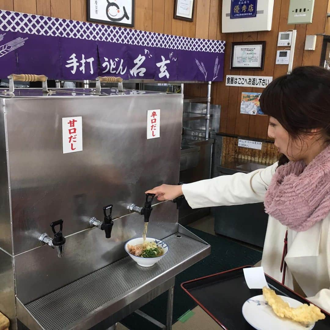 佐藤彩さんのインスタグラム写真 - (佐藤彩Instagram)「岡山で食べた美味しいものたち✨  フルーツがたっぷりのスイーツ店では、もりもり苺が乗った練乳たっぷりかき氷🍓 苺好きにはたまりません！  さらに！ タルトも美味しい😆💕 苺、シャインマスカットともに、2段重ねでこんなにフルーツ盛りだくさんのタルトはなかなかない！！ テンション上がり気味で楽しみました！ ジューシーで美味しかったなぁ☺️ そして、岡山初上陸のセルフうどんのお店へ！ 香川は海を挟んで向かいですし、岡山にもけっこううどん屋さんもあるみたい😃 お財布にも優しくて美味しい体験でした！  さらに！ ラーメンは、小豆島ラーメン🍜 小豆島産の醤油を使っていて、煮干しのいい出汁もたっぷり感じる美味しいラーメンでしたよ🍜  食にも大満足となりましたが、今回は岡山の友人の娘ちゃんから、「彩ちゃん帰るの寂しい」と涙されたくらい、たくさん遊んで仲良くなったのが思い出深いですね😊 とってもキュートな女の子で、私と服の好みが合う！笑 (ピンクが入っているとテンション上がるところとか…笑) 彼女の成長を見にまた行きたい、そんな気持ちにもなりました😊  #岡山グルメ #岡山スイーツ #いちご　#シャインマスカット #おまち堂 #セルフうどん　#名玄 #小豆島ラーメン　 #岡山　#涙の別れ　#私ももらい泣き #旅好き #HBC #アナウンサー #佐藤彩」11月18日 18時03分 - hbc_ayasato