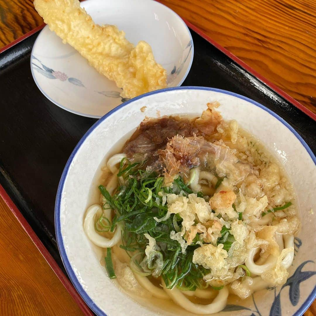 佐藤彩さんのインスタグラム写真 - (佐藤彩Instagram)「岡山で食べた美味しいものたち✨  フルーツがたっぷりのスイーツ店では、もりもり苺が乗った練乳たっぷりかき氷🍓 苺好きにはたまりません！  さらに！ タルトも美味しい😆💕 苺、シャインマスカットともに、2段重ねでこんなにフルーツ盛りだくさんのタルトはなかなかない！！ テンション上がり気味で楽しみました！ ジューシーで美味しかったなぁ☺️ そして、岡山初上陸のセルフうどんのお店へ！ 香川は海を挟んで向かいですし、岡山にもけっこううどん屋さんもあるみたい😃 お財布にも優しくて美味しい体験でした！  さらに！ ラーメンは、小豆島ラーメン🍜 小豆島産の醤油を使っていて、煮干しのいい出汁もたっぷり感じる美味しいラーメンでしたよ🍜  食にも大満足となりましたが、今回は岡山の友人の娘ちゃんから、「彩ちゃん帰るの寂しい」と涙されたくらい、たくさん遊んで仲良くなったのが思い出深いですね😊 とってもキュートな女の子で、私と服の好みが合う！笑 (ピンクが入っているとテンション上がるところとか…笑) 彼女の成長を見にまた行きたい、そんな気持ちにもなりました😊  #岡山グルメ #岡山スイーツ #いちご　#シャインマスカット #おまち堂 #セルフうどん　#名玄 #小豆島ラーメン　 #岡山　#涙の別れ　#私ももらい泣き #旅好き #HBC #アナウンサー #佐藤彩」11月18日 18時03分 - hbc_ayasato