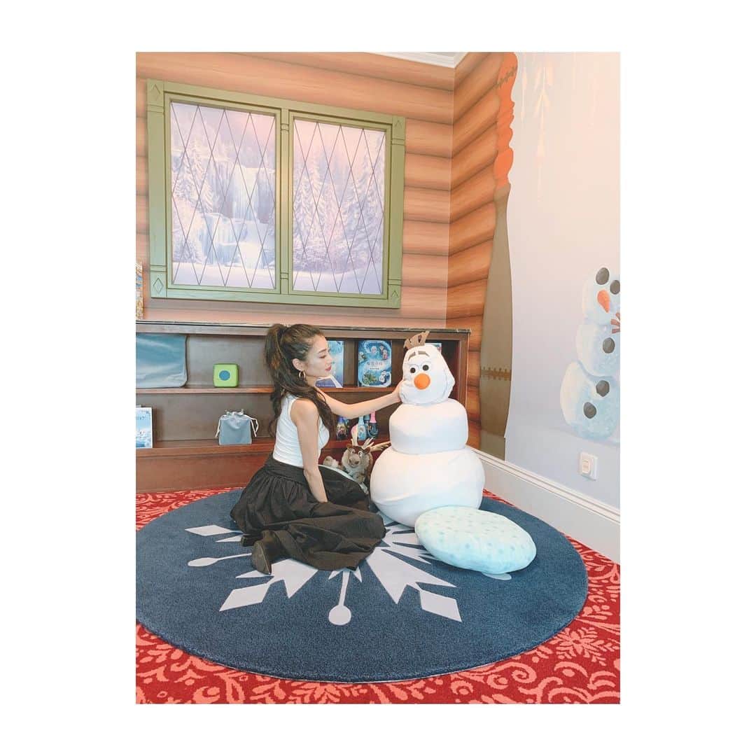 串戸ユリアさんのインスタグラム写真 - (串戸ユリアInstagram)「Do you wanna build a snow man〜☃️🎶. At Frozen suites in Disneyland hotel in HK 🏰❤︎. こちらはアナ雪ルーム❄️. 映画の雰囲気そのままに. cozyで落ち着くお部屋❤︎. 最後の写真で. わたしがつけていたのは. スパンコールでゴールドの. ミニーちゃんの耳🎀. 香港ディズニー限定です❤︎. #HKdisneyland . #PR . #HKdisneyResort #香港 #hongkong #hongkongdisneyland #hongkongdisney #Disneyphoto #disneyparks #Disney #Disneygram #instaDisney.  #Frozen #アナと雪の女王 #アナ雪　#flozenSuites  #DisneyLandHotel」11月18日 18時04分 - yuriavodka