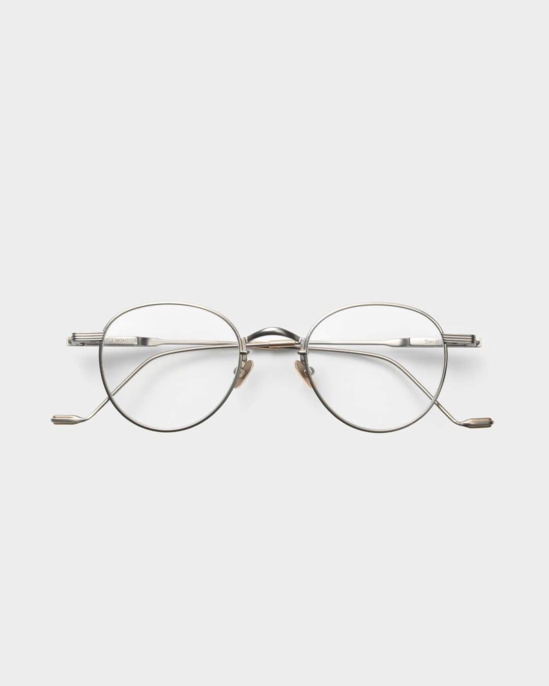 GENTLE MONSTERさんのインスタグラム写真 - (GENTLE MONSTERInstagram)「[2020 T-Optical] Introducing the first product of the 2020 T-Optical Series, Tom 21 A02 is in a rounded metal frame of antique silver with gold accents. ⠀ 2020 ‘티-옵티컬’ 중 라운드 형태의 클래식한 프레임 위 섬세한 음각 디테일이 돋보이는 ‘톰21 A02’을 소개합니다. ⠀ #T_Optical #GentleMonster2020 #GentleMonsterTOM21 #GentleMonster」11月18日 18時05分 - gentlemonster