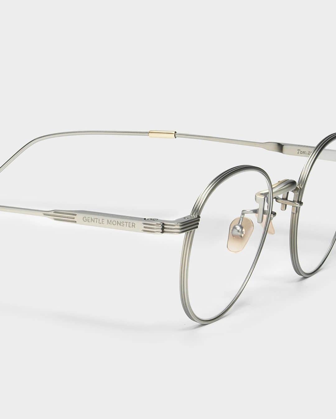 GENTLE MONSTERさんのインスタグラム写真 - (GENTLE MONSTERInstagram)「[2020 T-Optical] Introducing the first product of the 2020 T-Optical Series, Tom 21 A02 is in a rounded metal frame of antique silver with gold accents. ⠀ 2020 ‘티-옵티컬’ 중 라운드 형태의 클래식한 프레임 위 섬세한 음각 디테일이 돋보이는 ‘톰21 A02’을 소개합니다. ⠀ #T_Optical #GentleMonster2020 #GentleMonsterTOM21 #GentleMonster」11月18日 18時05分 - gentlemonster