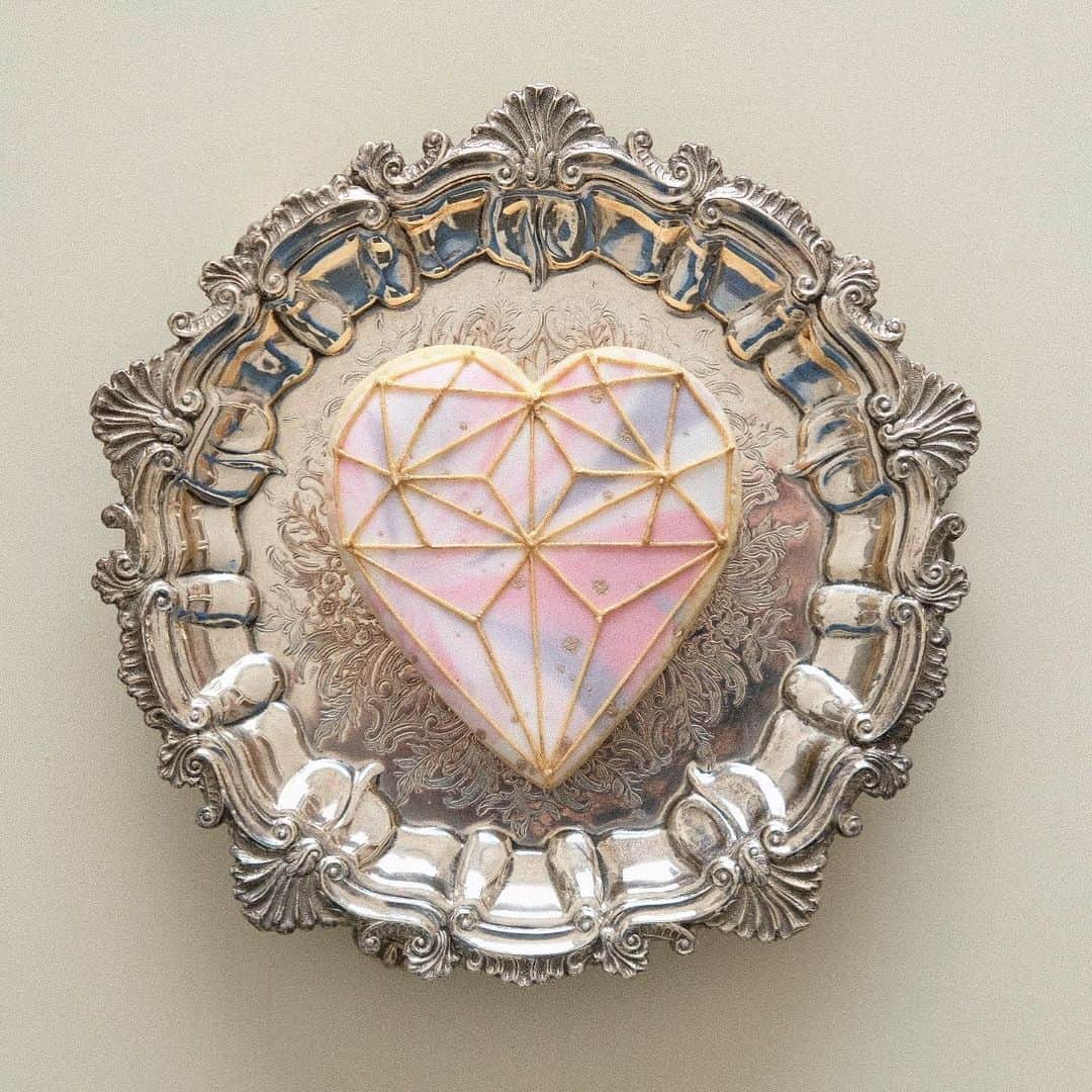 KUNIKAのインスタグラム：「I'm going to London in 10 days!!!﻿ ﻿ クリスマスロンドンツアーまであと10日。﻿ せっかくなら初めて自分のクッキーを持っていこうと、せっせと制作中🇬🇧❤︎﻿ ﻿ツアー中、雨降らないといいなぁ。 ﻿ ﻿ #artofkunika #sugarcookies #decoratedcookies #cookieart #decoratedsugarcookies #royalicing #royalicingcookies #cookiedecorating #customcookies #cookiesofinstagram #cookiedesign #cookieartist #instacookie #アイシングクッキー」