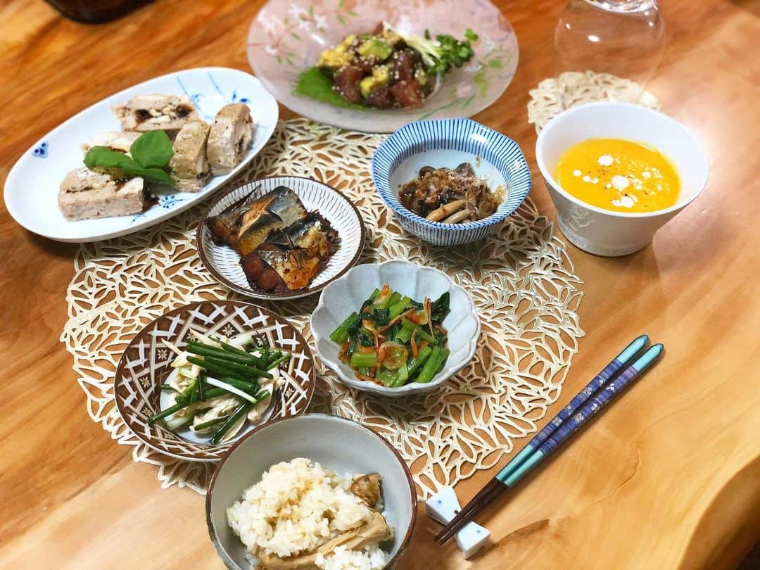 大戸千絵さんのインスタグラム写真 - (大戸千絵Instagram)「#ふくた家の食卓 献立 □松茸炊き込みご飯 □ささみとわけぎのナムル □小松菜と桜海老のごま油がけ □しめじのおひたし □鯖の味噌炊き □にんじんとトマトとカリフラワーのスープ □マグロのポキ □プルーンとカシューナッツのミートローフ  #アスリート飯#旦那ご飯 ミートローフにはプルーンとカシューナッツをはさみました。 スープにはカリフラワーやトマトなど主人の嫌いな野菜だけど採って欲しいものをスープで美味しく。 桜海老と小松菜の副菜はおいしくて簡単なのでオススメ！ ミートローフは時間はかかるけどめっちゃおいしい。。 どのレシピを公開しよう…。 #夕飯#夜ご飯#dinner#lunch#food#instafood#athletefood#fatadapt#ファットアダプト意識」11月18日 18時16分 - chie_ohto