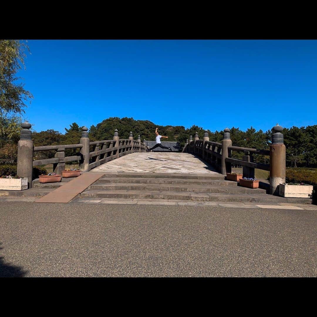 大蔵さんのインスタグラム写真 - (大蔵Instagram)「先週末は鹿児島へ😄 石橋記念公園にもふらっと寄って行きました〜 この高麗橋から桜島見えますよ👍🏾 . I went to Kagoshima last week!! You can see Sakura island from here!! #ケツメイシ #KTM #大蔵 #daizo #japan #travel #kagoshima #鹿児島 #桜島 #桜島雄大でごわす #アーチと欄干の造形美が素敵でごわす #鹿児島の皆様お世話になったでごわす」11月18日 18時16分 - ketsume_daizo