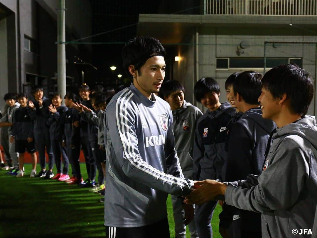 日本サッカー協会さんのインスタグラム写真 - (日本サッカー協会Instagram)「📸11/17(日)のトレーニングには、J-GREEN堺を拠点に活動するJFAアカデミー堺の生徒たちが見学に訪れ、目を輝かせながら握手や記念撮影をしていました☺️🤝✨ ・ #daihyo #SAMURAIBLUE #新しい景色を2022 ―――――――――――――――――― キリンチャレンジカップ2019 🆚ベネズエラ代表🇻🇪 📅11/19 19:25KO 📍パナソニックスタジアム吹田 📺フジテレビ系列で全国生中継（一部地域を除く） ・ 👉大会情報はJFA.jpへ ――――――――――――――――――」11月18日 18時10分 - japanfootballassociation