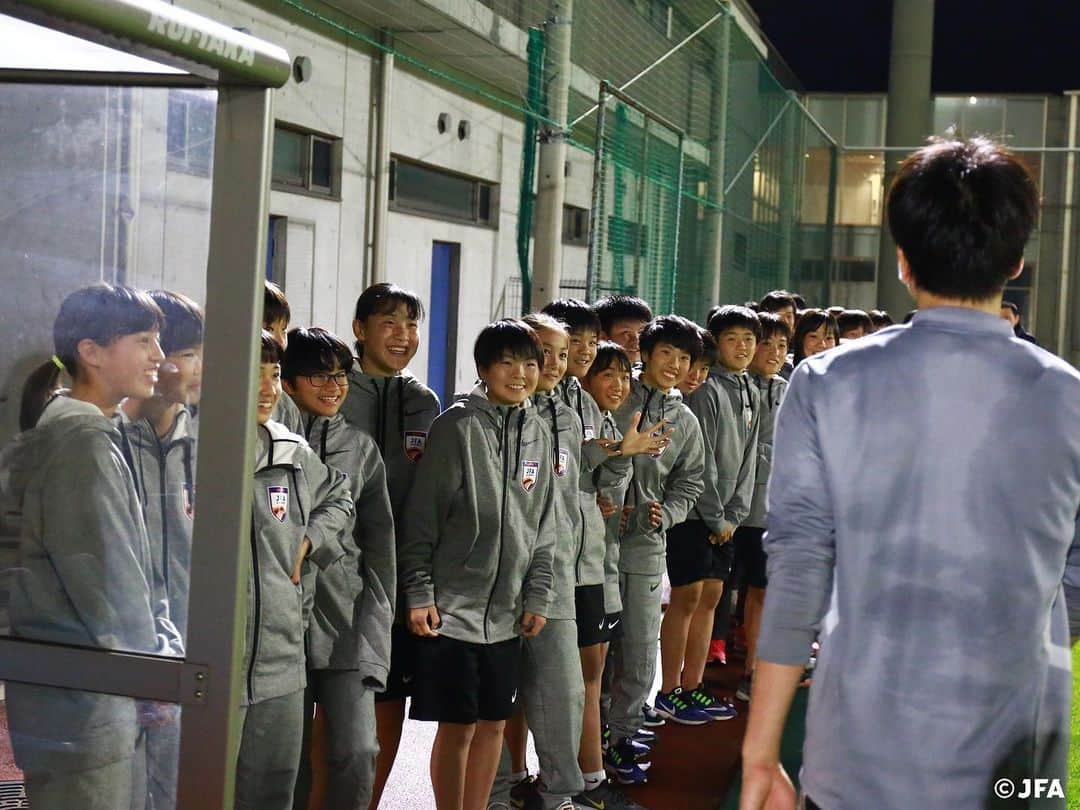 日本サッカー協会さんのインスタグラム写真 - (日本サッカー協会Instagram)「📸11/17(日)のトレーニングには、J-GREEN堺を拠点に活動するJFAアカデミー堺の生徒たちが見学に訪れ、目を輝かせながら握手や記念撮影をしていました☺️🤝✨ ・ #daihyo #SAMURAIBLUE #新しい景色を2022 ―――――――――――――――――― キリンチャレンジカップ2019 🆚ベネズエラ代表🇻🇪 📅11/19 19:25KO 📍パナソニックスタジアム吹田 📺フジテレビ系列で全国生中継（一部地域を除く） ・ 👉大会情報はJFA.jpへ ――――――――――――――――――」11月18日 18時10分 - japanfootballassociation