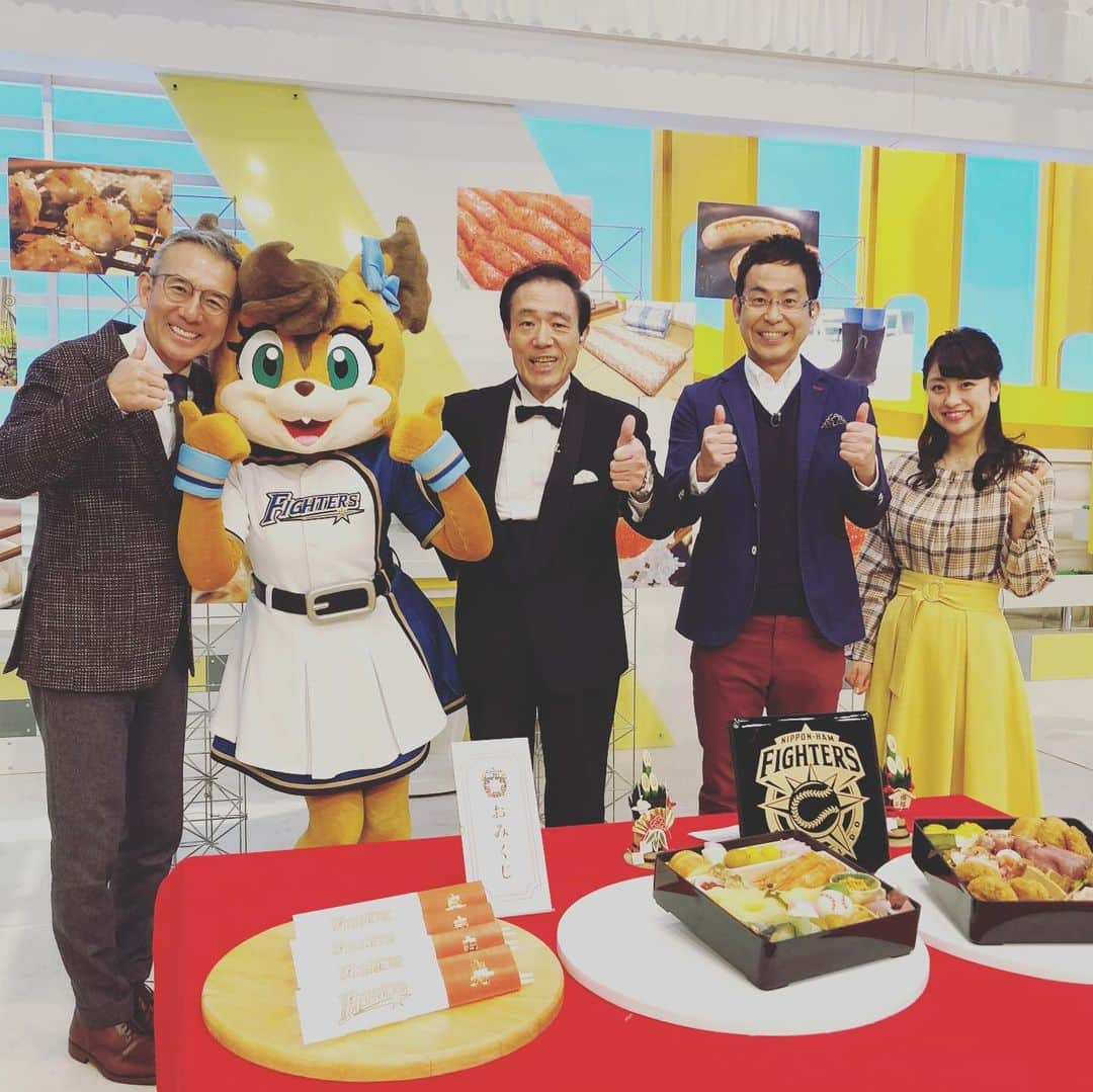 北海道日本ハムファイターズ フレップさんのインスタグラム写真 - (北海道日本ハムファイターズ フレップInstagram)「ポリーだよ〜🎀 前回のフレップに続き、完売間近の "ファイターズおせち"をPRするために 「どさんこワイド179」🐴に出演してきたよー！ 大好きな白井さんにも久しぶりに会えたの〜❤️ どさんこワイド179の出演者の皆さん、 スタッフの皆さん、ありがとうございました！ ファイターズおせち美味しそうだったな...😋 ご予約はお早めに🐭🐭🐭 (代筆ぽりぃ🐿) 🍊 🍊 🍊 #lovefighters #ポリーポラリス  #白井一幸 #福永俊介 #村雨美紀 #和久井薫 #ぽりねずみ #描いてみた #どさんこワイド179 #ファイターズおせち #お正月のご馳走で #ポリーが好きなのは #栗きんとん　と #お雑煮　だよ❤️ #みんなはなにが好き？ #いつか星澤先生とも共演してみたいな #白井さんポリーのことだいすきだよね😁」11月18日 18時11分 - frep_the_fox