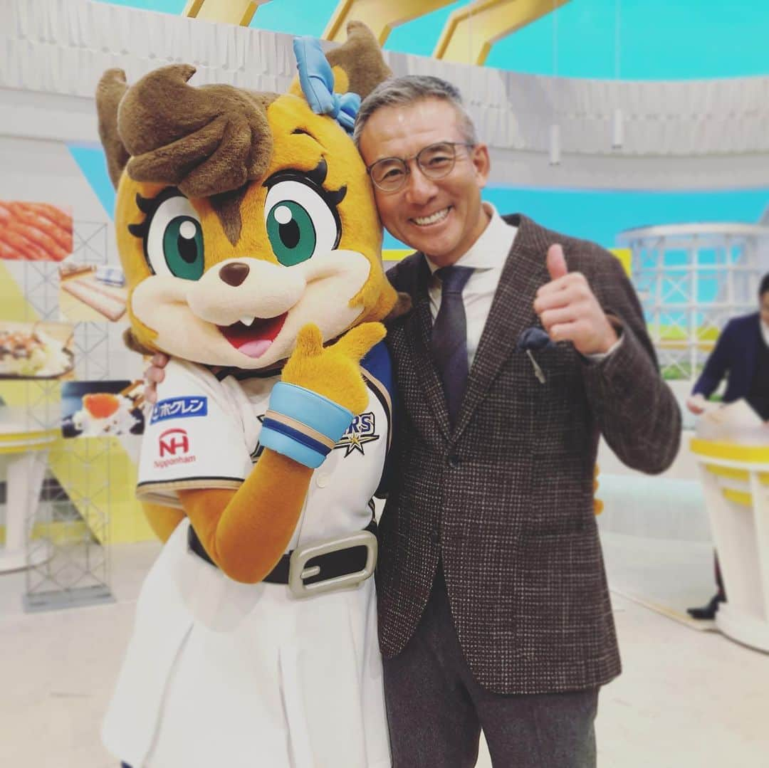 北海道日本ハムファイターズ フレップさんのインスタグラム写真 - (北海道日本ハムファイターズ フレップInstagram)「ポリーだよ〜🎀 前回のフレップに続き、完売間近の "ファイターズおせち"をPRするために 「どさんこワイド179」🐴に出演してきたよー！ 大好きな白井さんにも久しぶりに会えたの〜❤️ どさんこワイド179の出演者の皆さん、 スタッフの皆さん、ありがとうございました！ ファイターズおせち美味しそうだったな...😋 ご予約はお早めに🐭🐭🐭 (代筆ぽりぃ🐿) 🍊 🍊 🍊 #lovefighters #ポリーポラリス  #白井一幸 #福永俊介 #村雨美紀 #和久井薫 #ぽりねずみ #描いてみた #どさんこワイド179 #ファイターズおせち #お正月のご馳走で #ポリーが好きなのは #栗きんとん　と #お雑煮　だよ❤️ #みんなはなにが好き？ #いつか星澤先生とも共演してみたいな #白井さんポリーのことだいすきだよね😁」11月18日 18時11分 - frep_the_fox