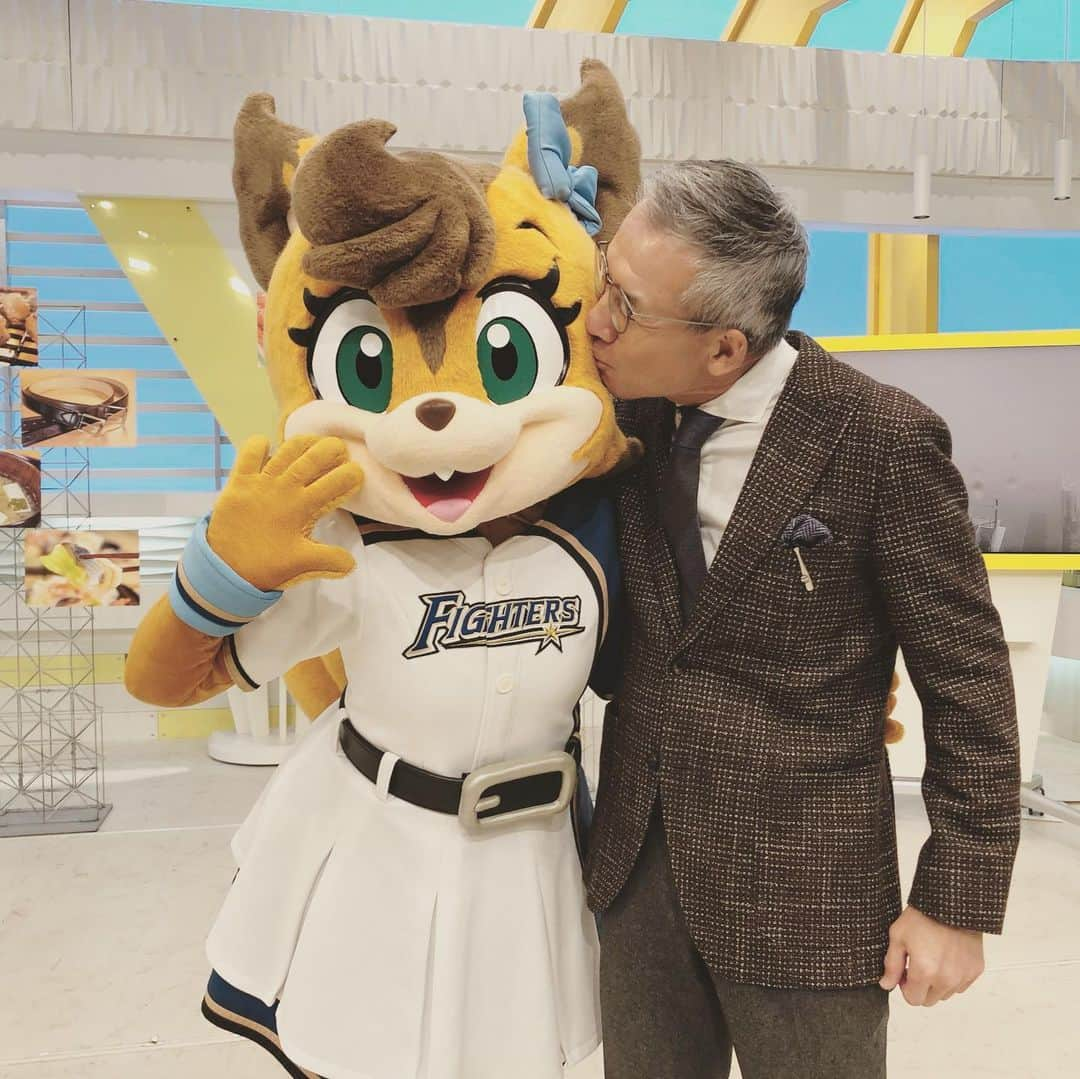 北海道日本ハムファイターズ フレップさんのインスタグラム写真 - (北海道日本ハムファイターズ フレップInstagram)「ポリーだよ〜🎀 前回のフレップに続き、完売間近の "ファイターズおせち"をPRするために 「どさんこワイド179」🐴に出演してきたよー！ 大好きな白井さんにも久しぶりに会えたの〜❤️ どさんこワイド179の出演者の皆さん、 スタッフの皆さん、ありがとうございました！ ファイターズおせち美味しそうだったな...😋 ご予約はお早めに🐭🐭🐭 (代筆ぽりぃ🐿) 🍊 🍊 🍊 #lovefighters #ポリーポラリス  #白井一幸 #福永俊介 #村雨美紀 #和久井薫 #ぽりねずみ #描いてみた #どさんこワイド179 #ファイターズおせち #お正月のご馳走で #ポリーが好きなのは #栗きんとん　と #お雑煮　だよ❤️ #みんなはなにが好き？ #いつか星澤先生とも共演してみたいな #白井さんポリーのことだいすきだよね😁」11月18日 18時11分 - frep_the_fox