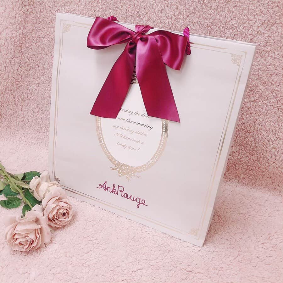 Ank Rougeさんのインスタグラム写真 - (Ank RougeInstagram)「【press】 . 🎀11/23〜Limited Shopper Present🎀 . まるでプレゼントのような大きなリボンがポイント💕 ホリデーシーズンにぴったりの限定ショッパーが登場です♡ . 11/23〜 Ank Rouge全国店舗にて店内商品をお買い上げのお客様にプレゼント♪ . 11/23 0時〜 公式通販サイトAilandにて Ank Rouge商品をご購入のお客様にプレゼント♪ . ※無くなり次第終了となります。 . お楽しみに♡ . #ankrouge」11月18日 18時11分 - ankrouge_official