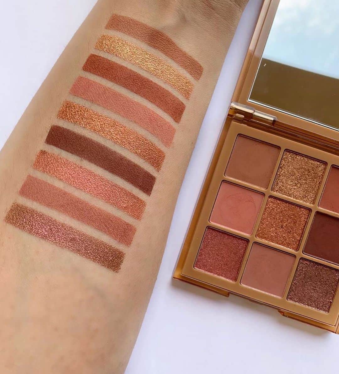 Huda Kattanさんのインスタグラム写真 - (Huda KattanInstagram)「Swatches #Hudabeautyobsessions palettes in Nude Light, Nude Medium, & Nude Rich! Which one is your fav? ⠀⠀⠀⠀⠀⠀⠀⠀⠀ 1st pic @annybeeutee 💥 Swatches from top to bottom: 🌟Nude Light 🌟 Nude Medium 🌟 Nude Rich 2nd pic @cocoaswatches 💥 Swatches of Nude Rich 3rd pic @thebeautyradar 💥 Swatches of Nude Rich 4th pic @facesbyfarrahx 💥 Swatches of Nude Medium 5th pic @glam_by_halzz 💥 Swatches of Nude Light」11月18日 18時18分 - hudabeauty